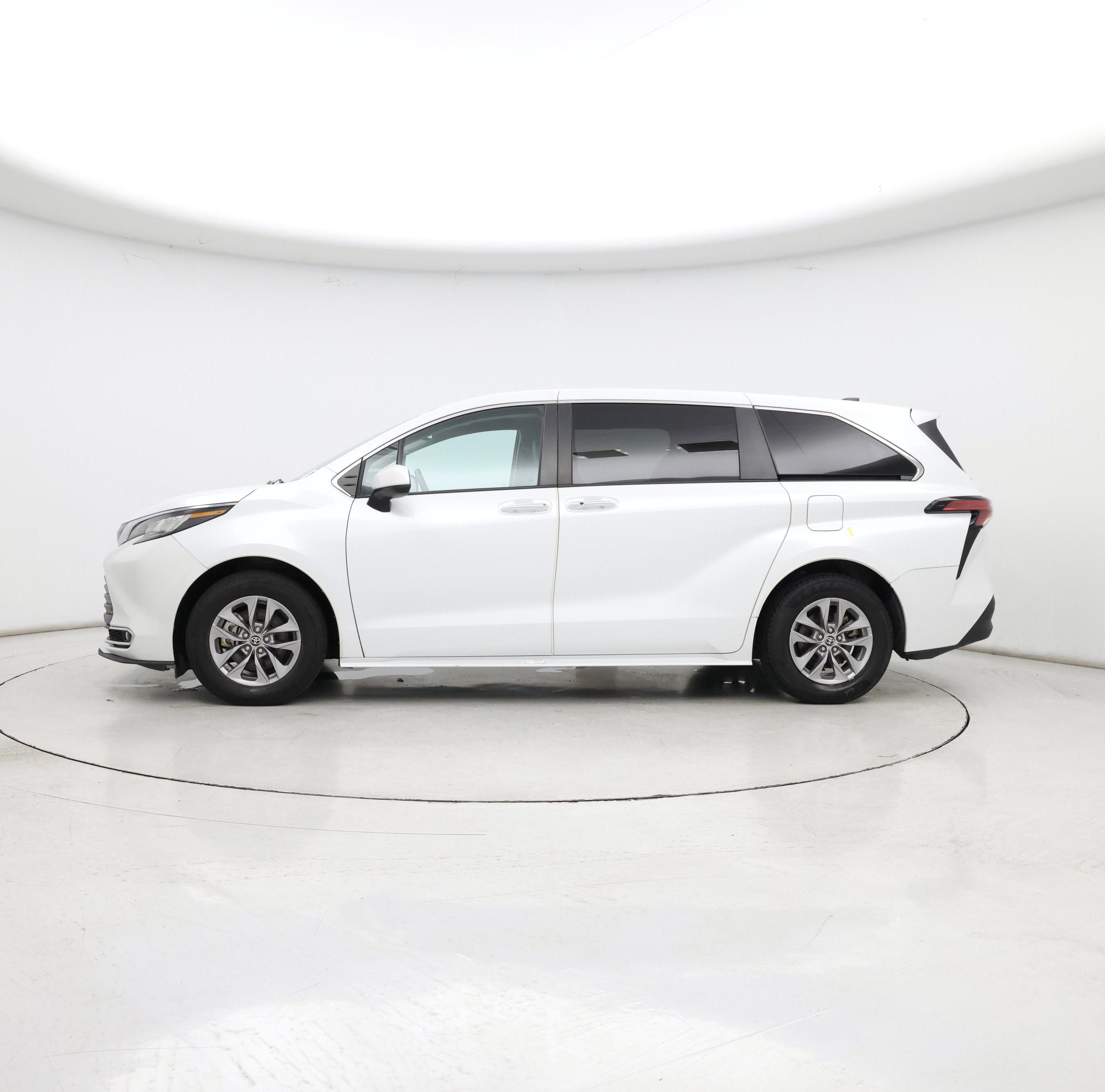 Thumbnail: 2022 Toyota Sienna - 3