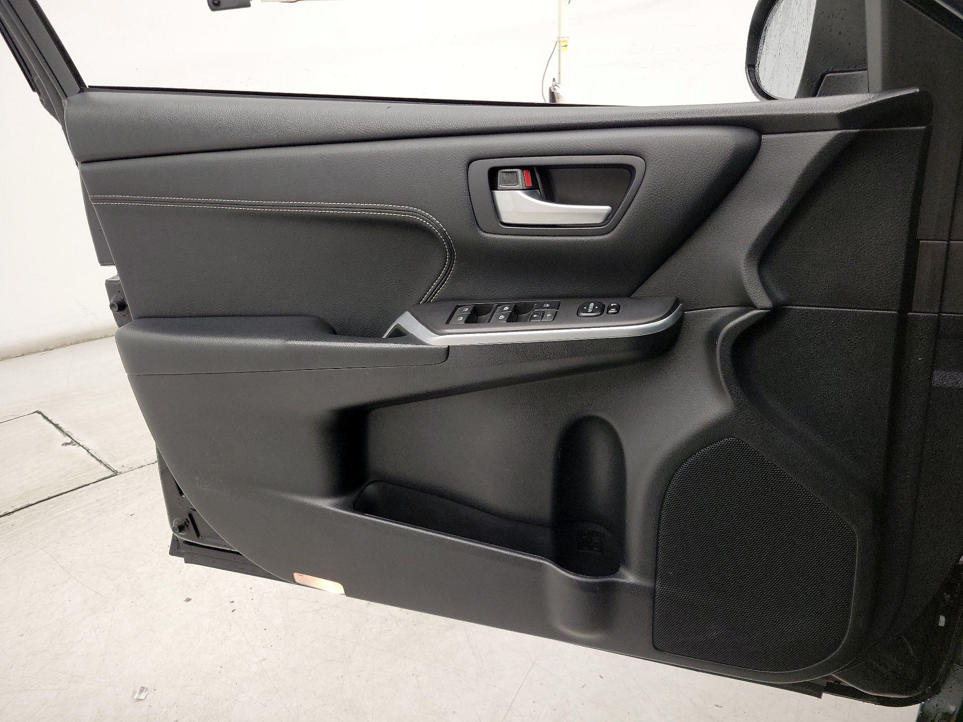 Thumbnail: 2015 Toyota Camry - 12