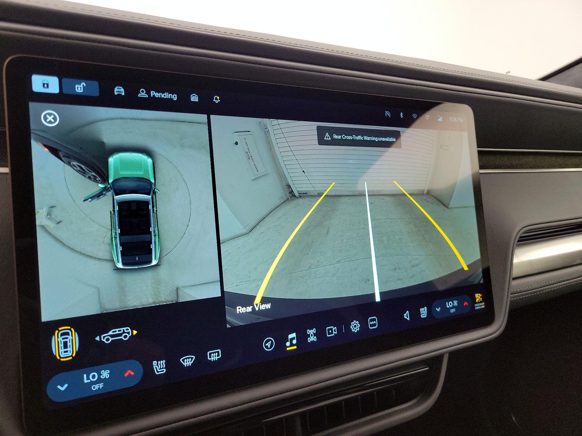 Thumbnail: 2025 Rivian R1S - 14