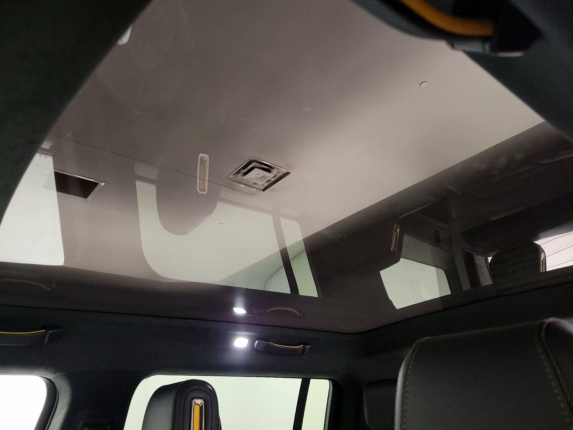 Thumbnail: 2025 Rivian R1S - 19