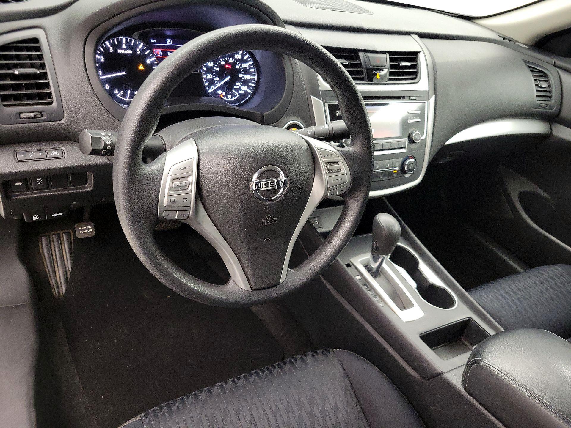 Thumbnail: 2017 Nissan Altima - 9