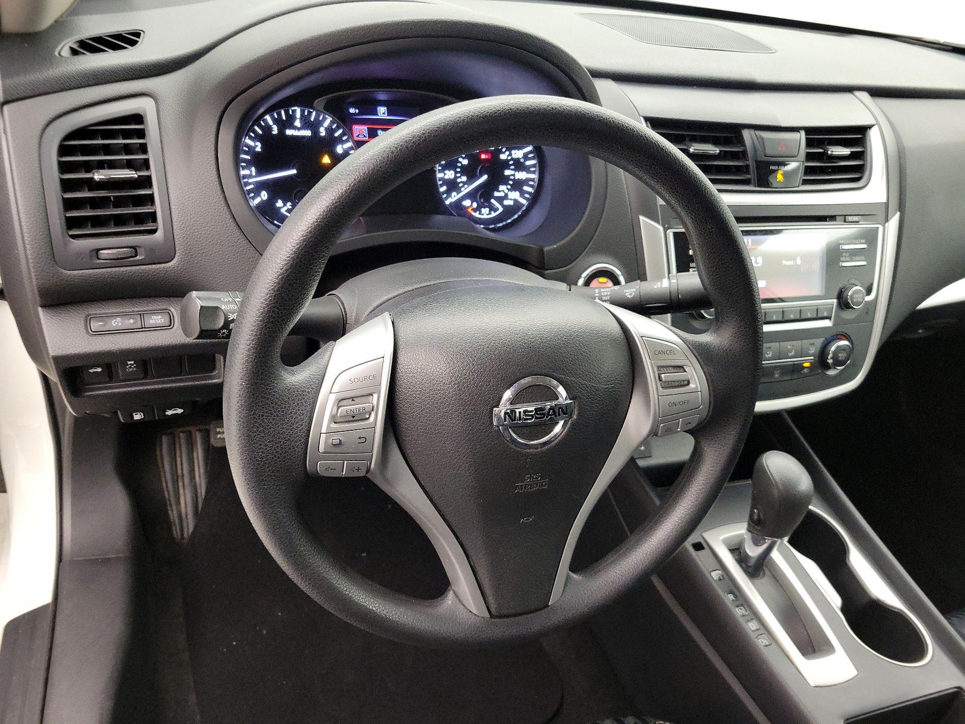 Thumbnail: 2017 Nissan Altima - 10