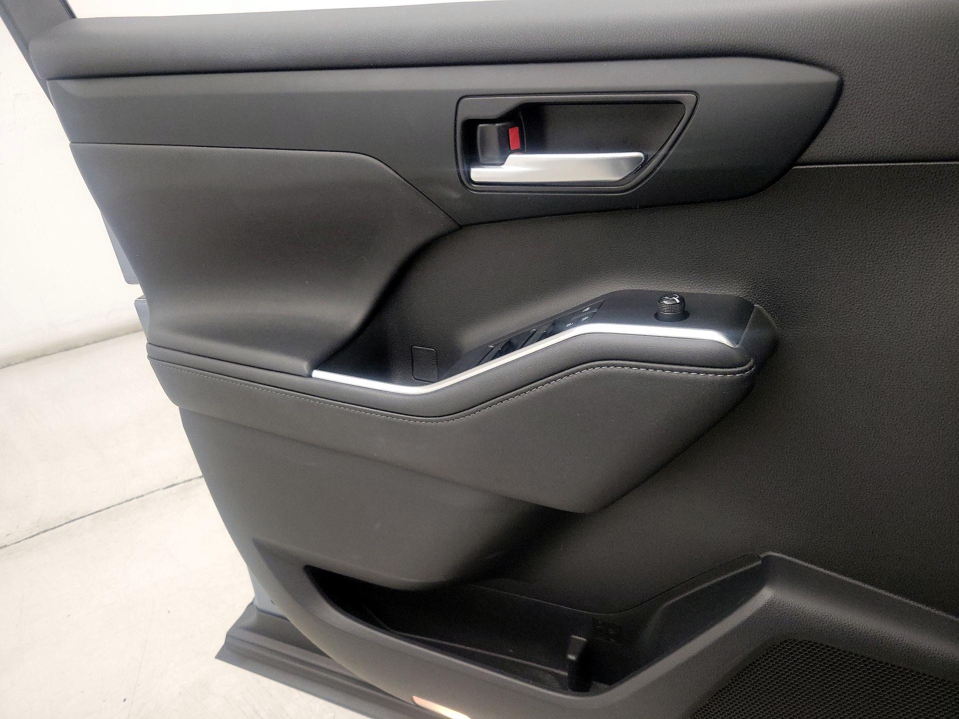 Thumbnail: 2020 Toyota Highlander - 12
