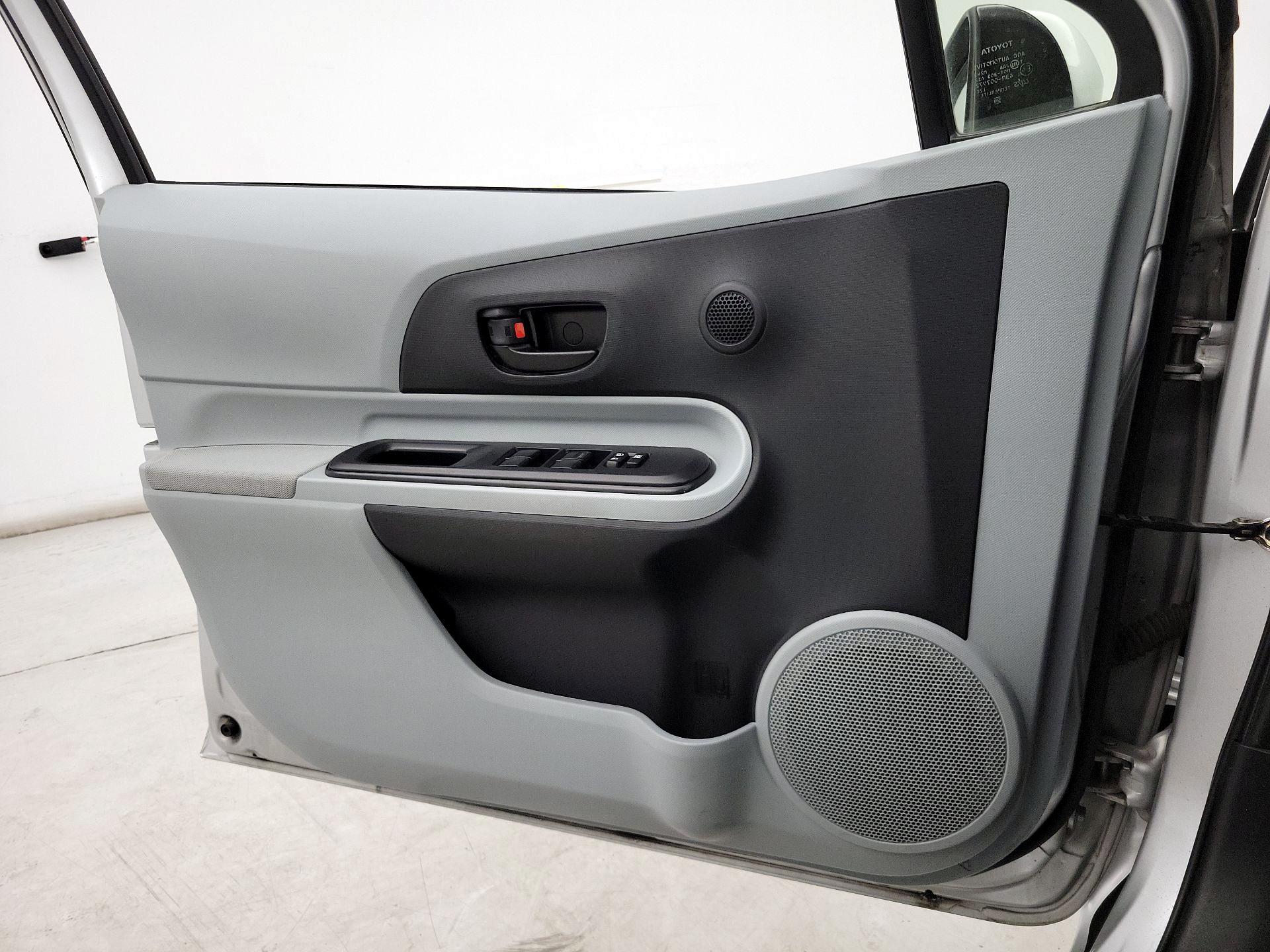 Thumbnail: 2014 Toyota Prius c - 12