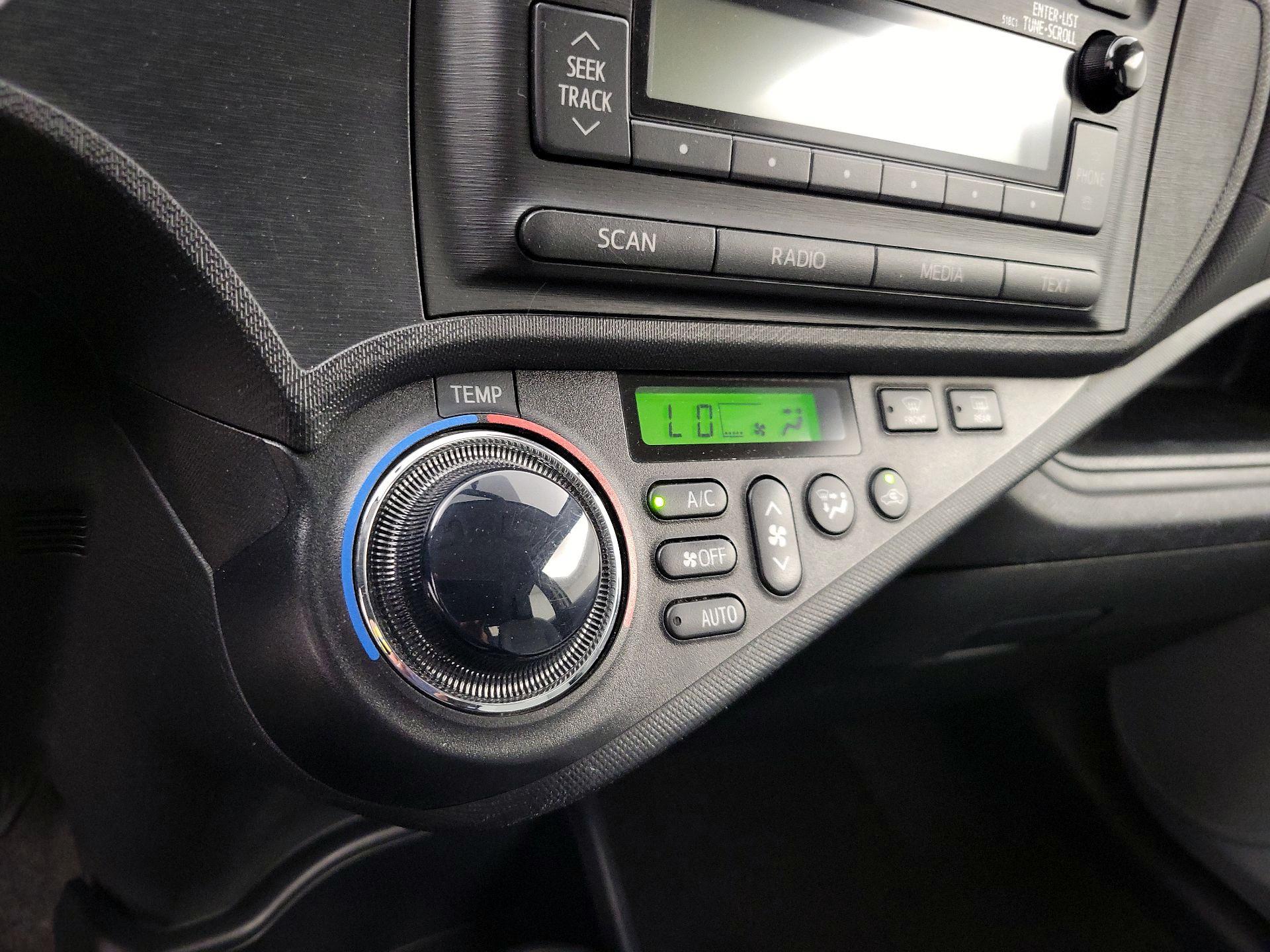 Thumbnail: 2014 Toyota Prius c - 15