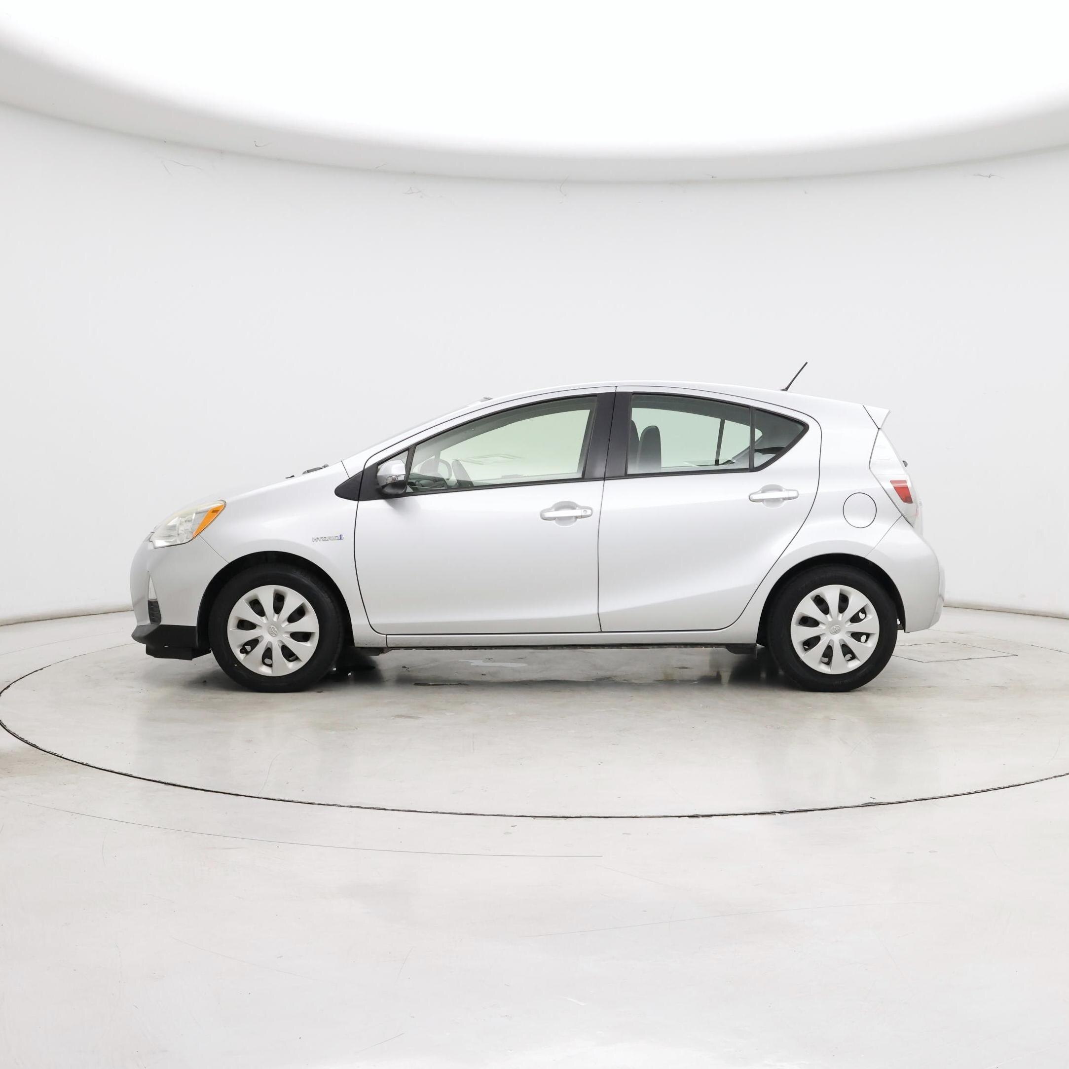 Thumbnail: 2014 Toyota Prius c - 3