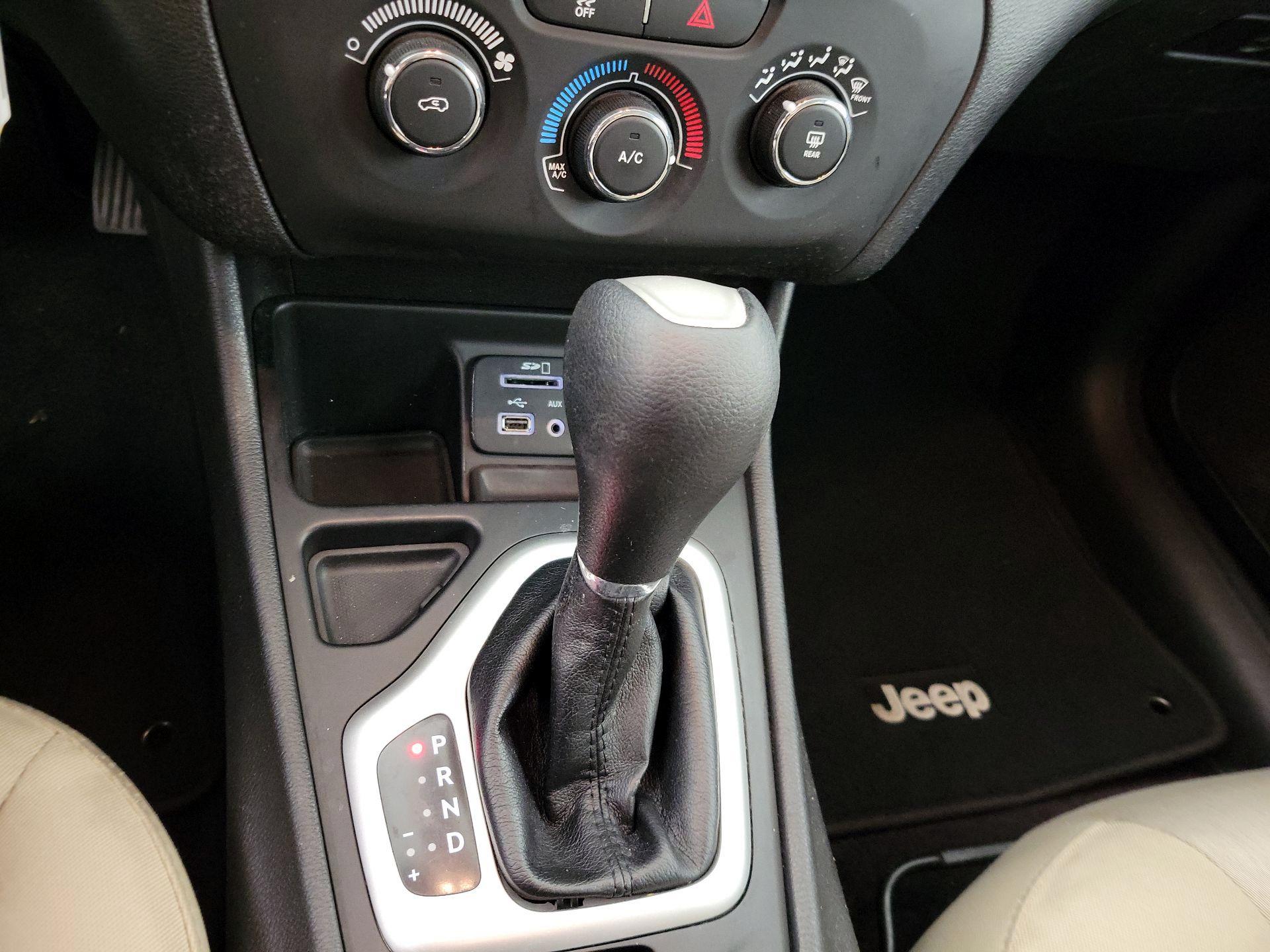 Thumbnail: 2017 Jeep Cherokee - 17