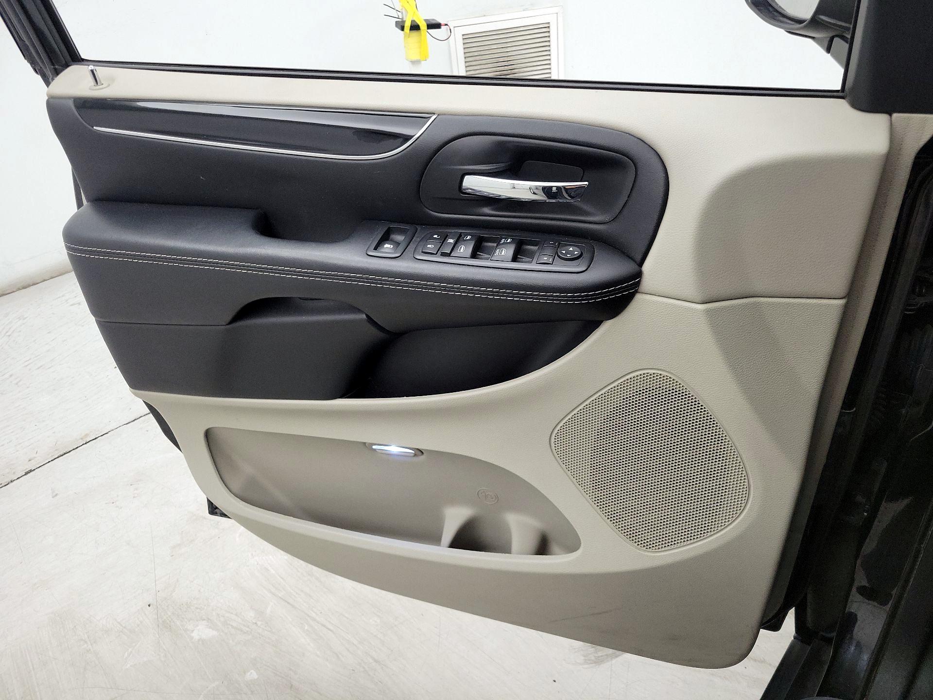 Thumbnail: 2019 Dodge Grand Caravan - 12