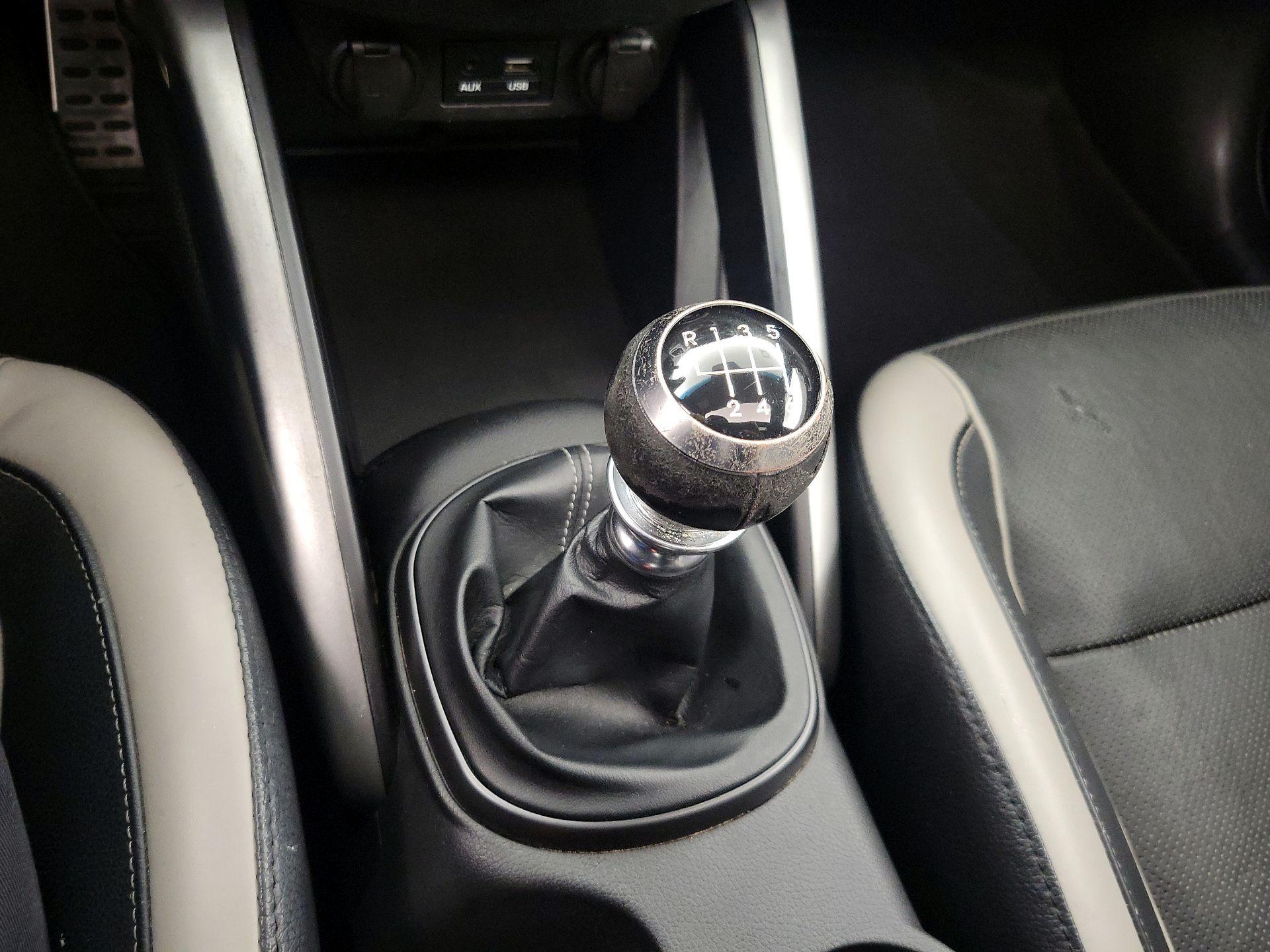 Thumbnail: 2016 Hyundai Veloster - 18