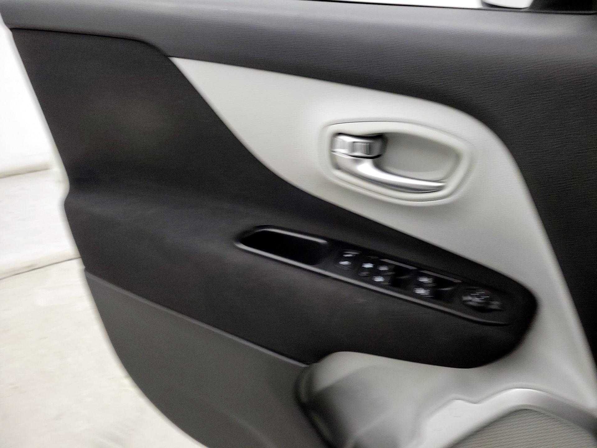 Thumbnail: 2018 Jeep Renegade - 12