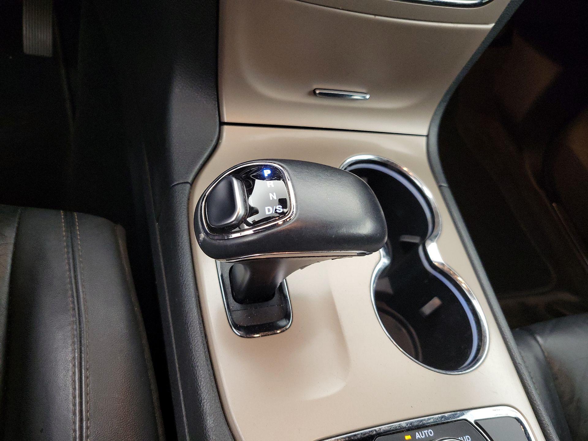 Thumbnail: 2015 Jeep Grand Cherokee - 17