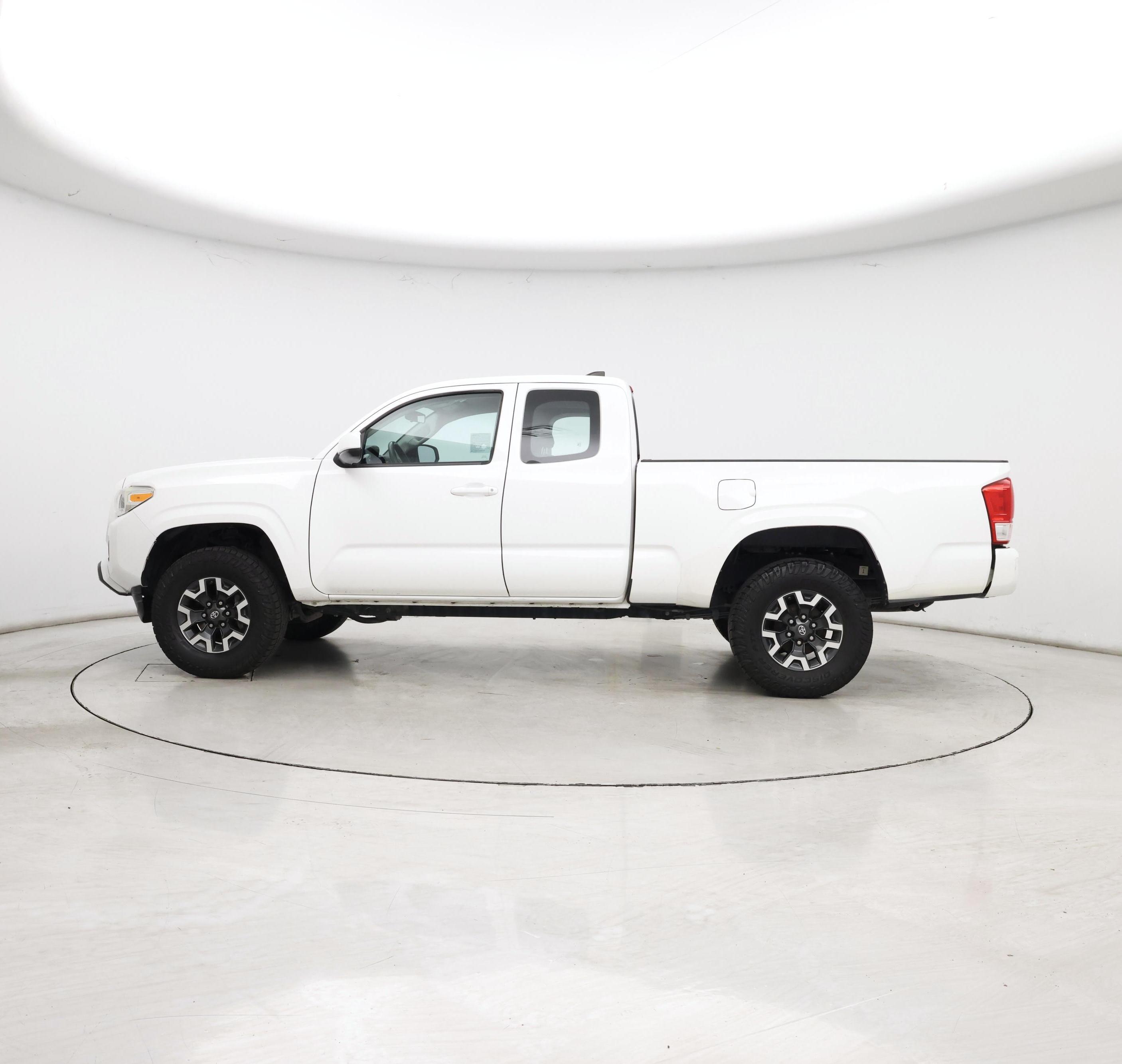 Thumbnail: 2017 Toyota Tacoma - 3