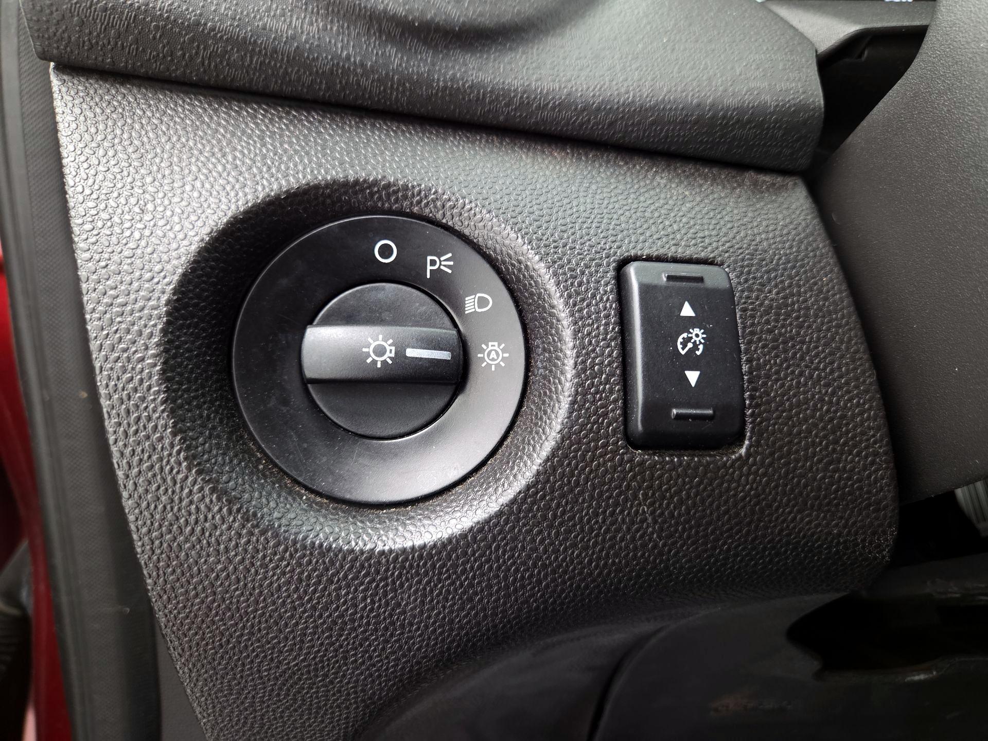 Thumbnail: 2014 Ford Fiesta - 13