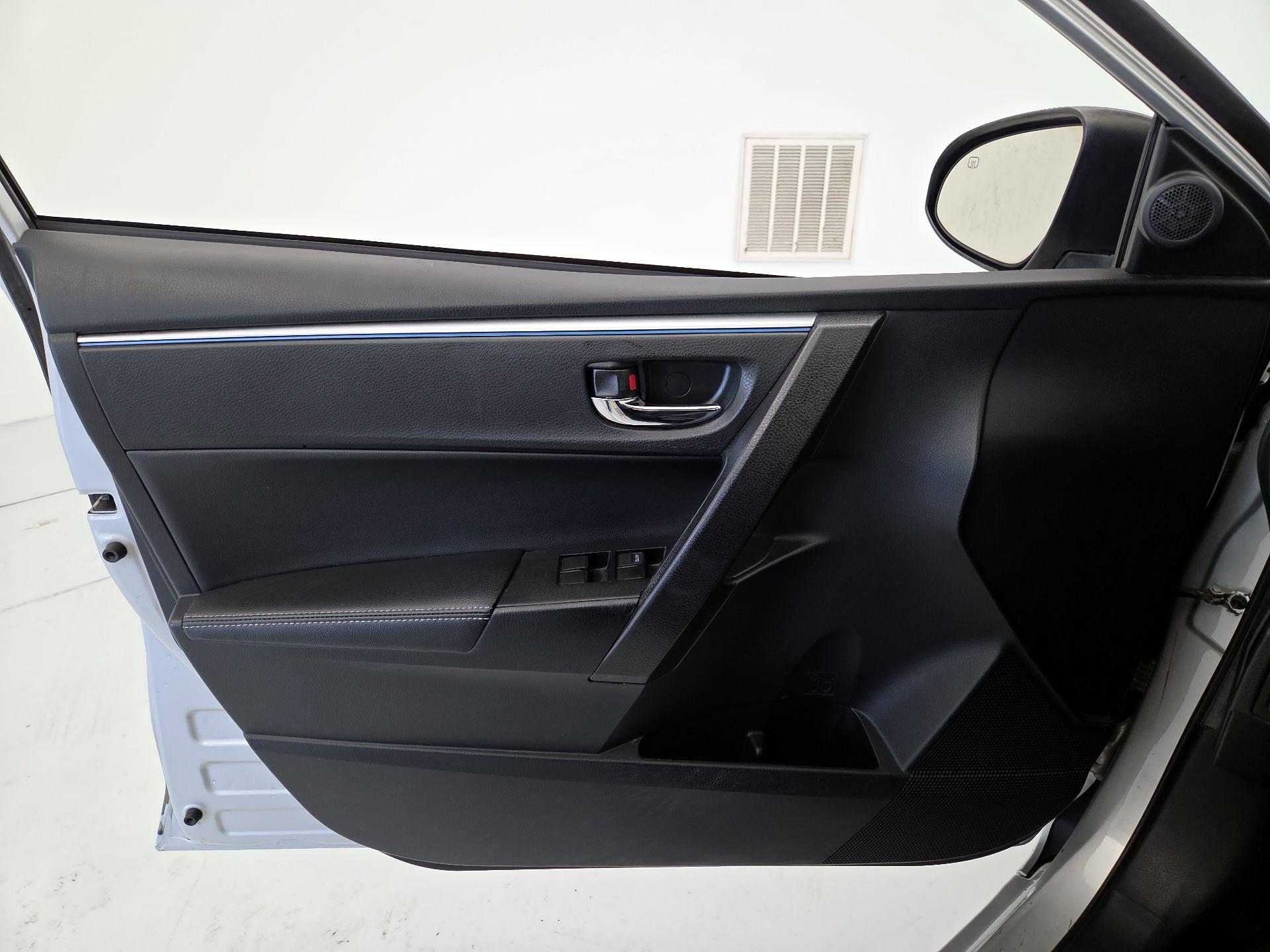 Thumbnail: 2015 Toyota Corolla - 12