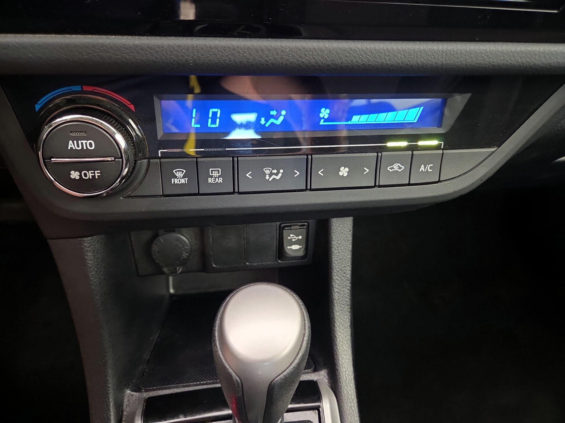 Thumbnail: 2015 Toyota Corolla - 16