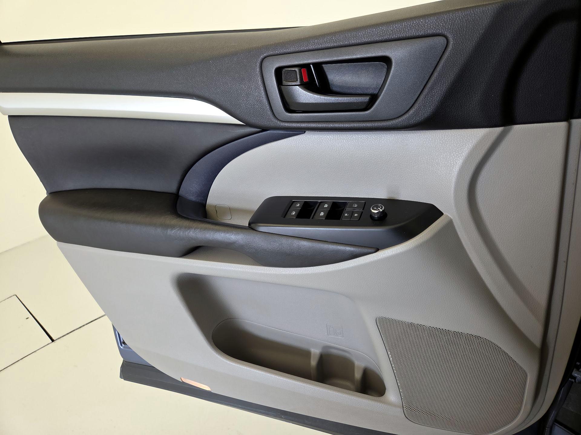 Thumbnail: 2016 Toyota Highlander - 12