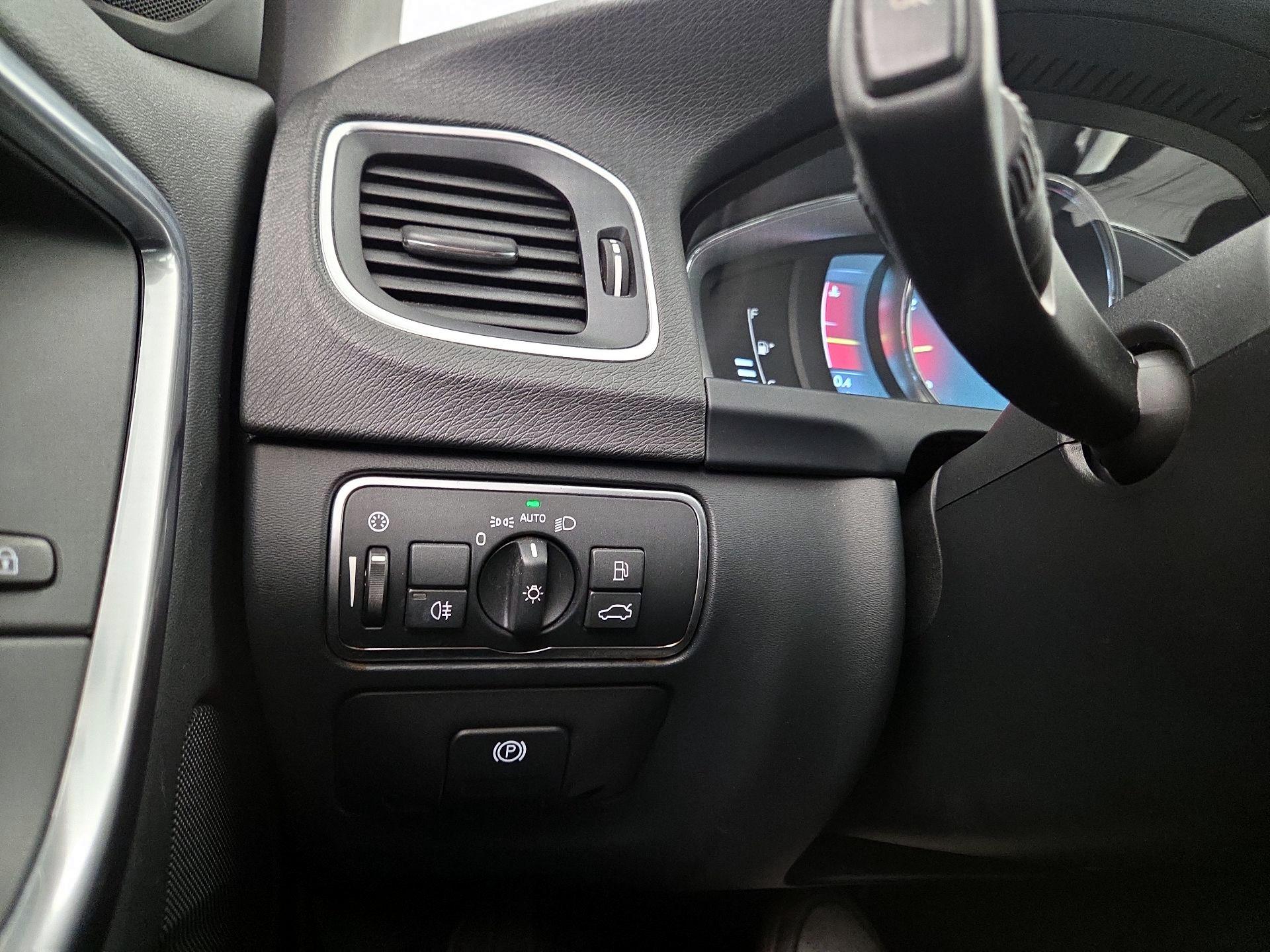 Thumbnail: 2016 Volvo V60 - 13