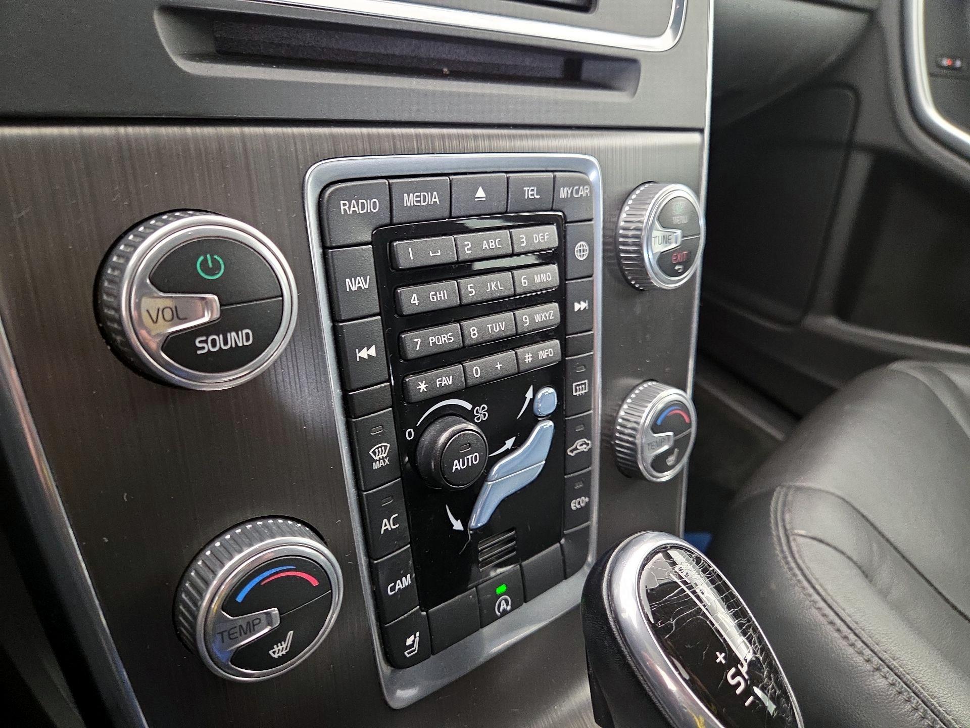 Thumbnail: 2016 Volvo V60 - 16