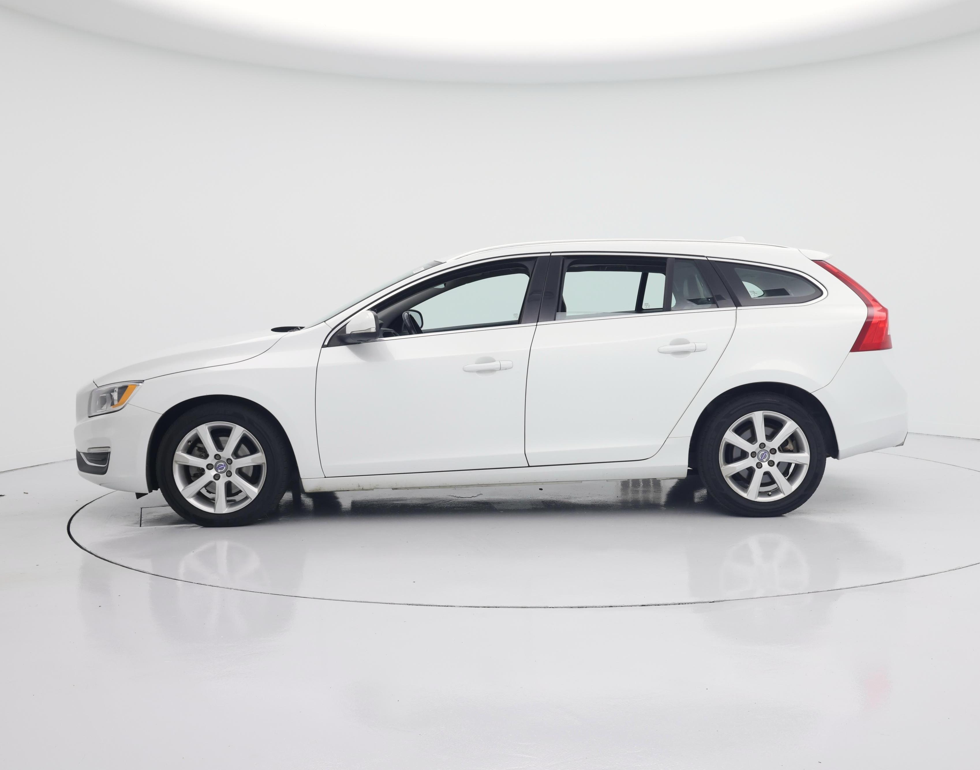 Thumbnail: 2016 Volvo V60 - 3