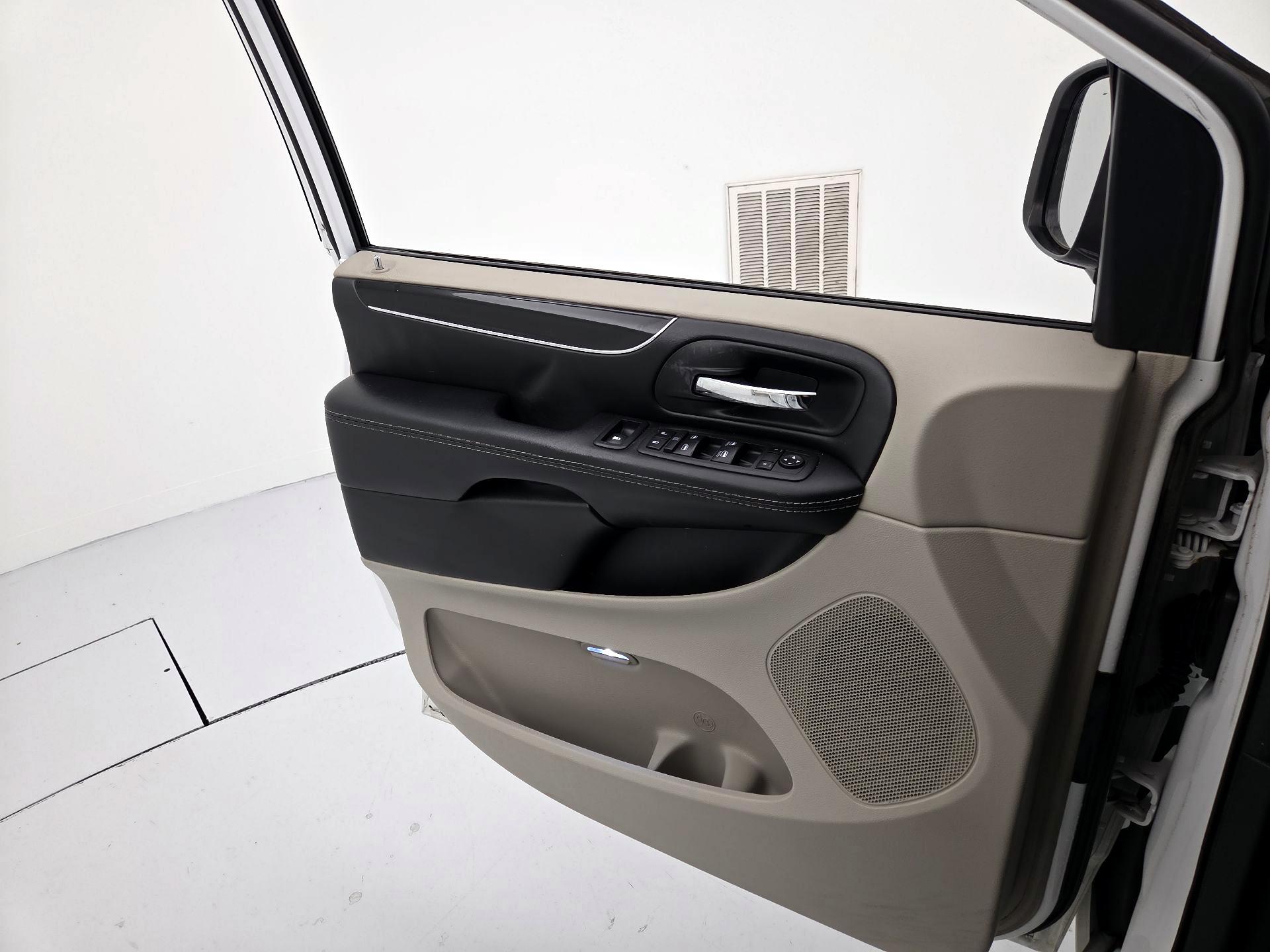 Thumbnail: 2019 Dodge Grand Caravan - 12