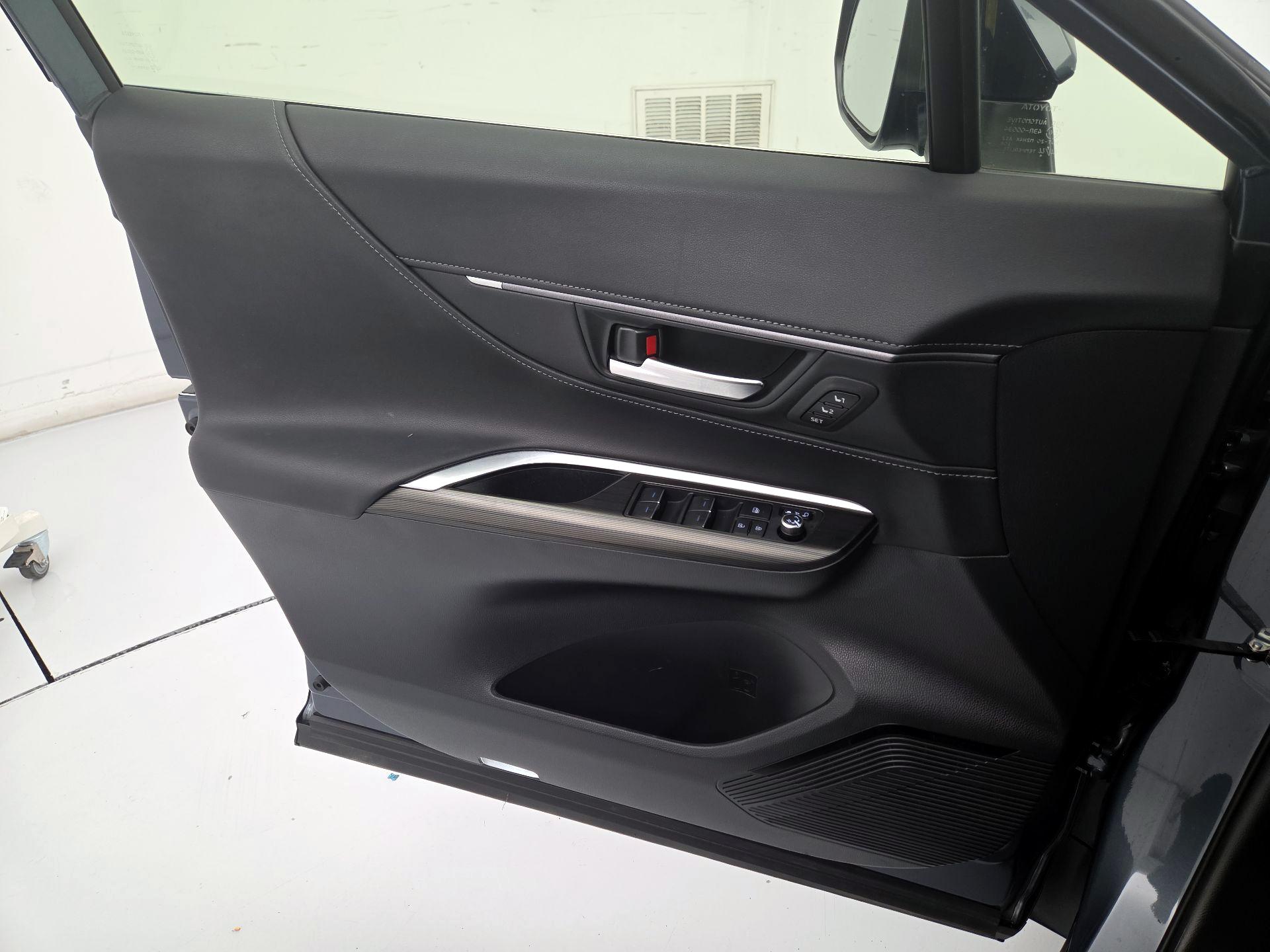 Thumbnail: 2022 Toyota Venza - 12