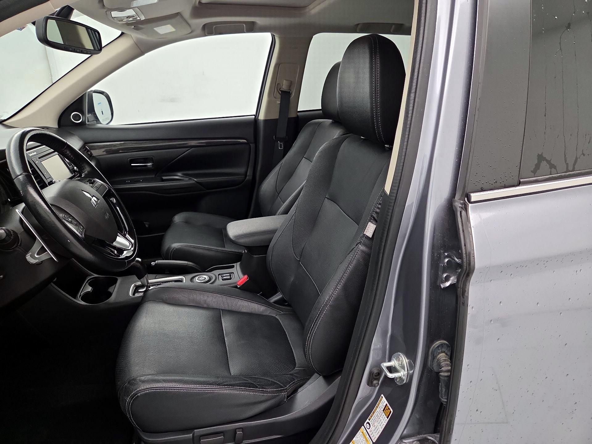 Thumbnail: 2016 Mitsubishi Outlander - 11