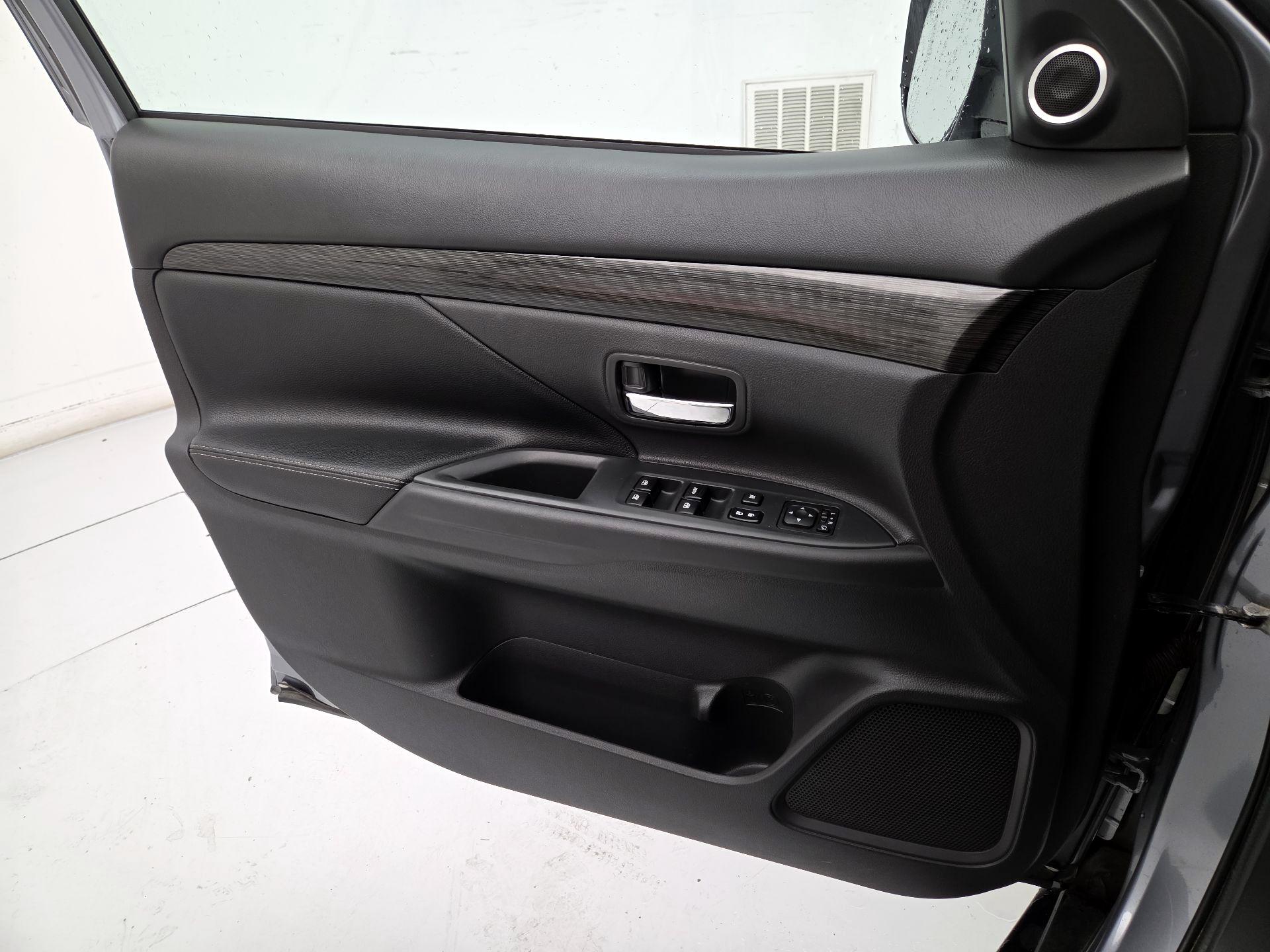 Thumbnail: 2016 Mitsubishi Outlander - 12
