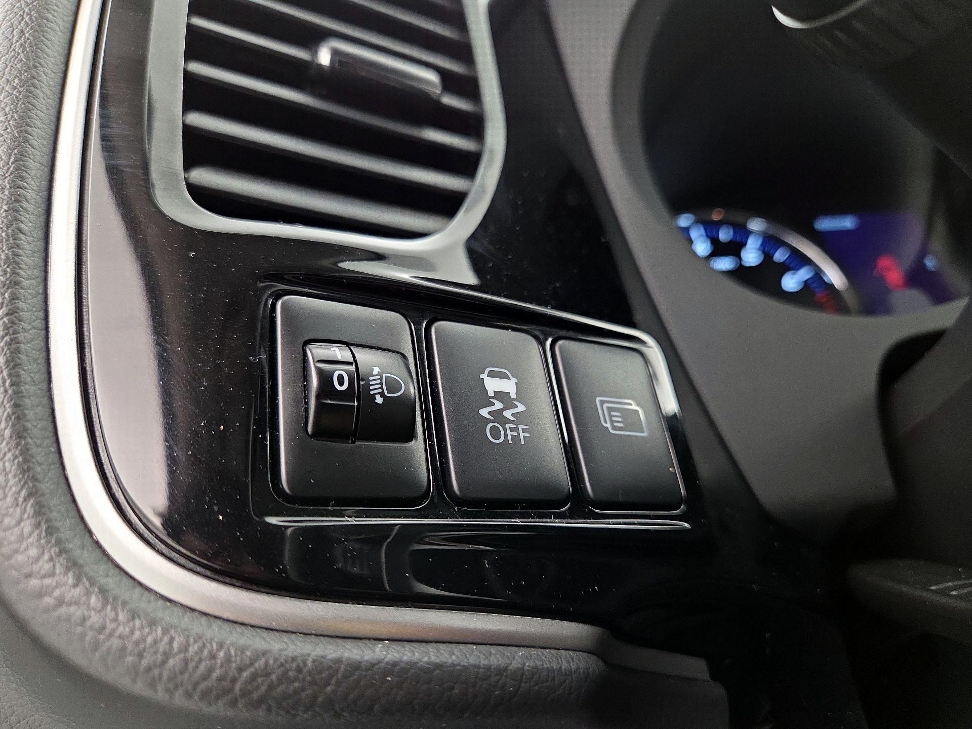 Thumbnail: 2016 Mitsubishi Outlander - 13