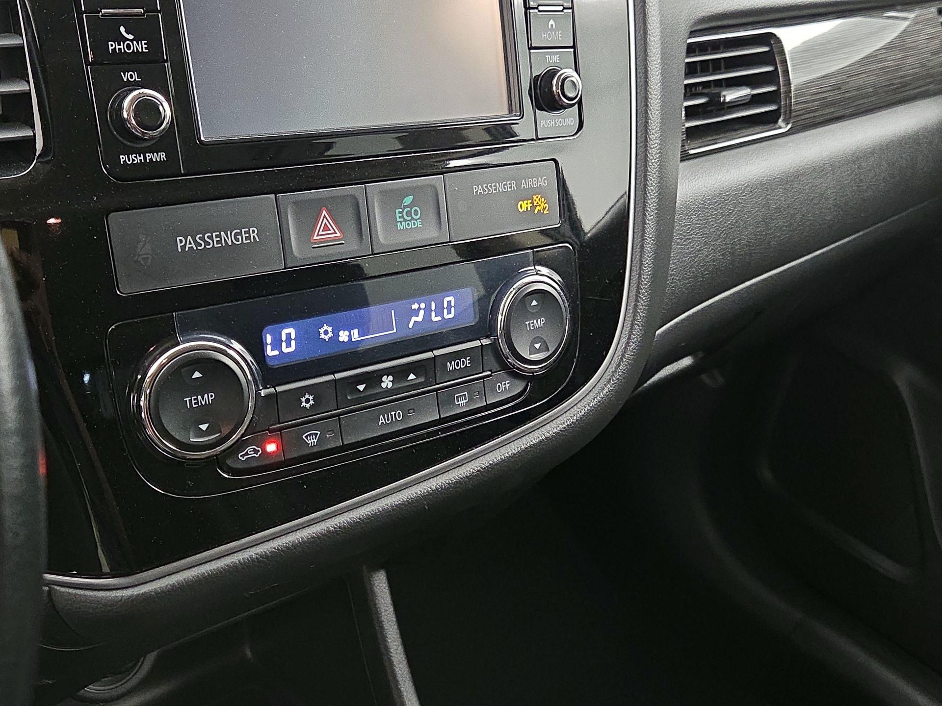 Thumbnail: 2016 Mitsubishi Outlander - 16