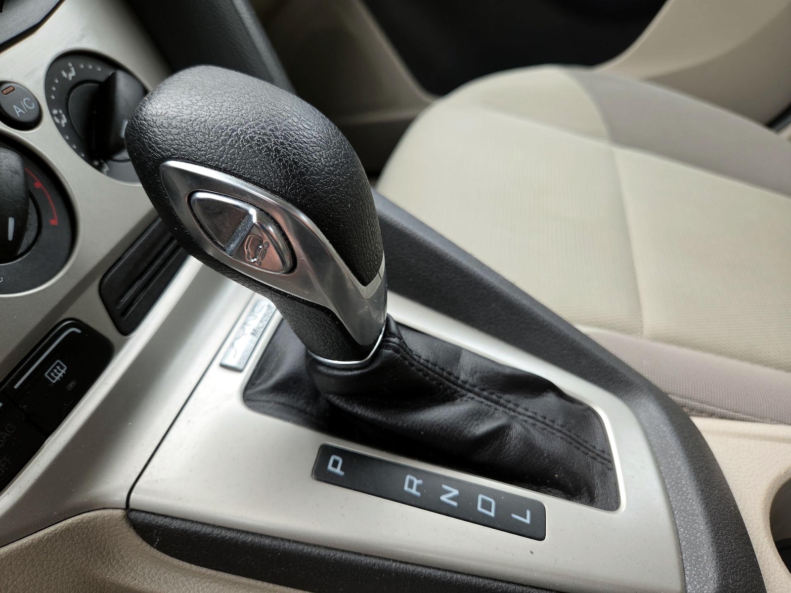 2014 Ford Focus SE - Photo 17