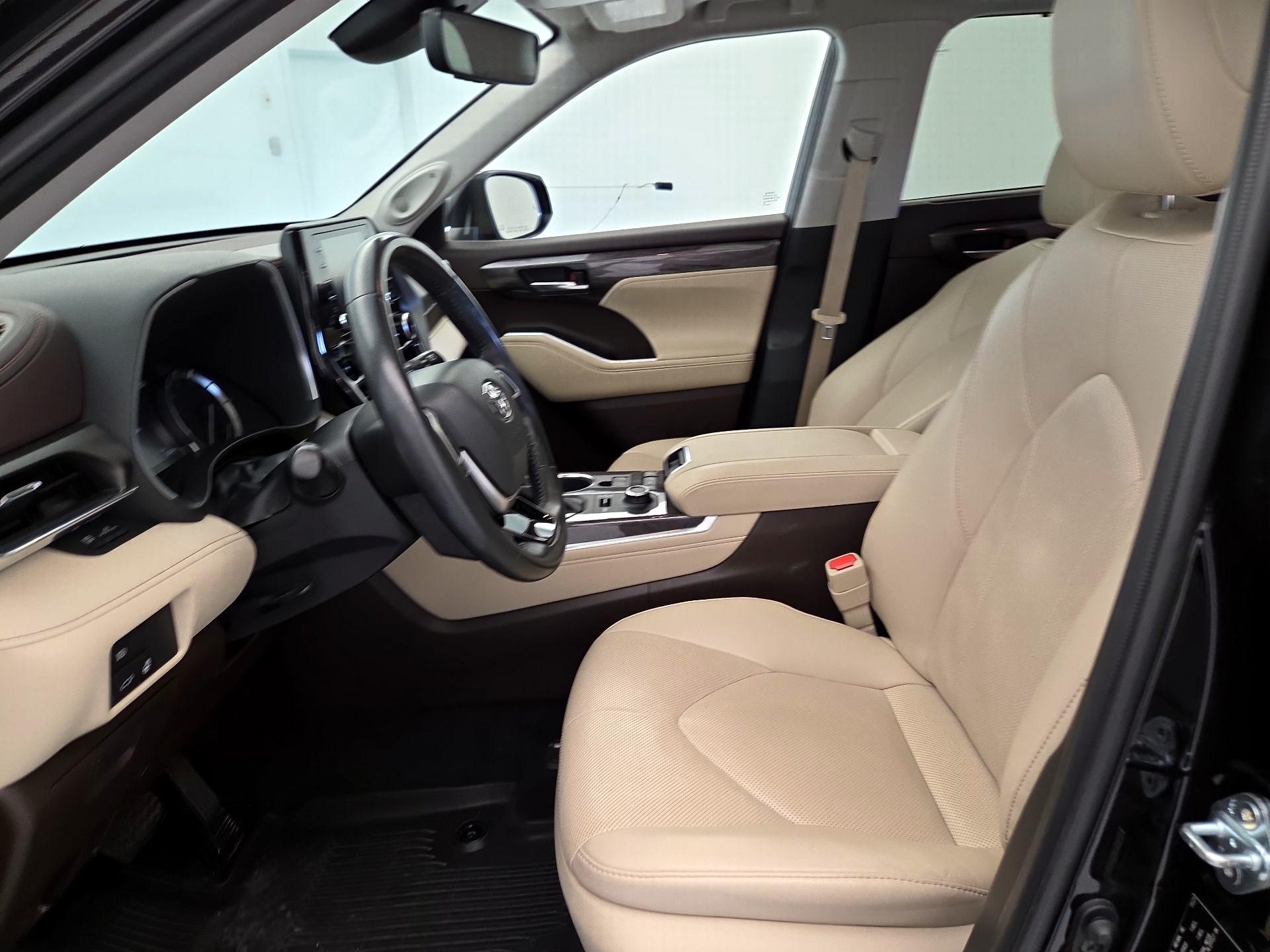 Thumbnail: 2022 Toyota Highlander - 11