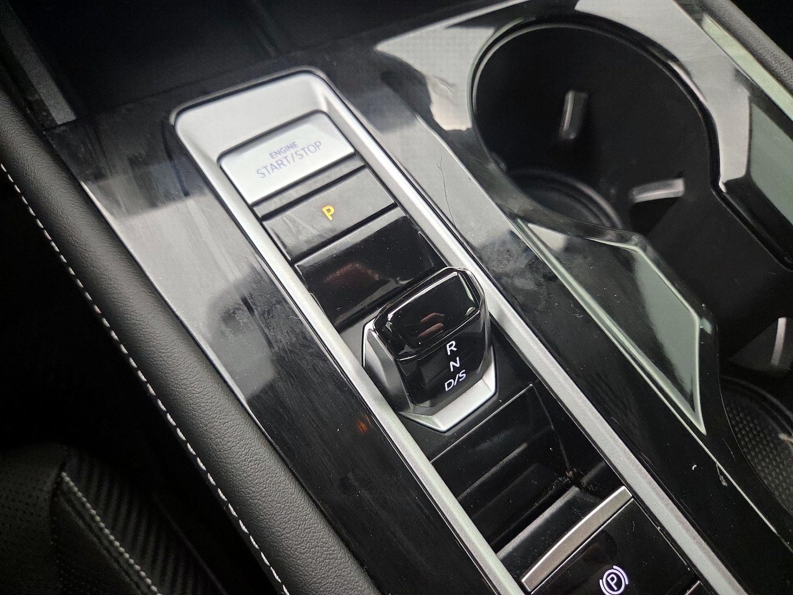 2024 Volkswagen Atlas Cross Sport SE w/Tech - Photo 18