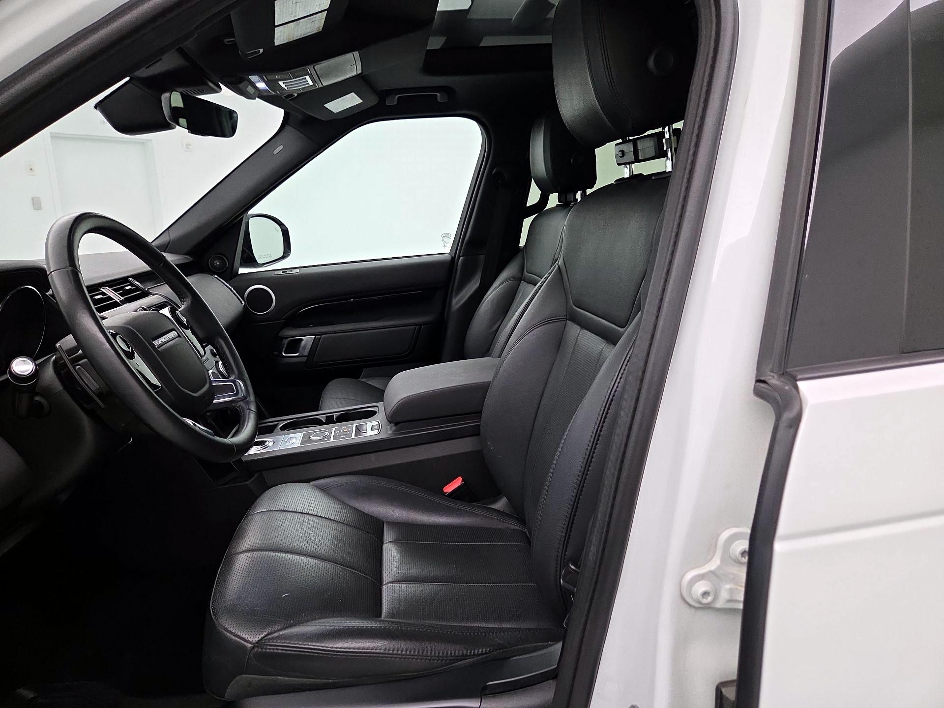 Thumbnail: 2020 Land Rover Discovery - 11