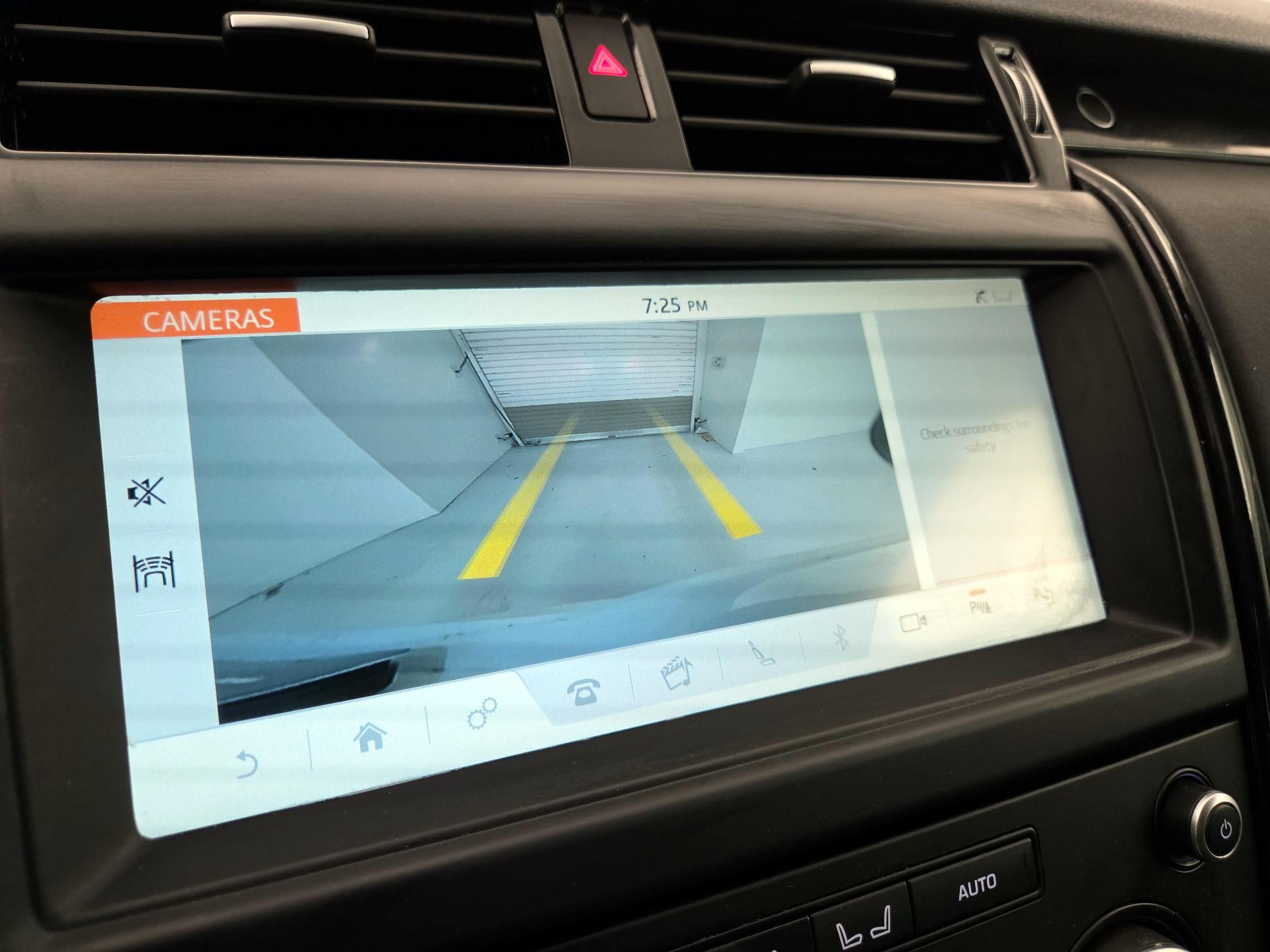Thumbnail: 2020 Land Rover Discovery - 14