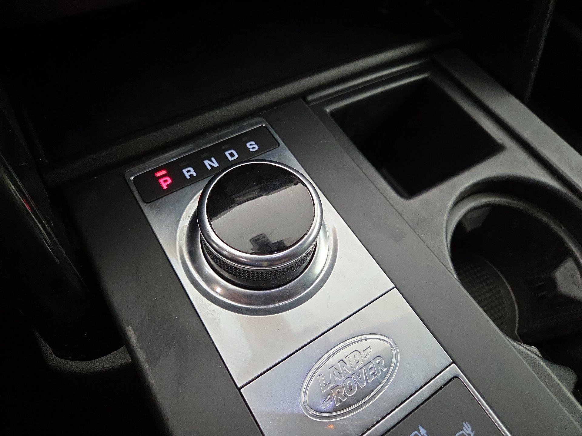 Thumbnail: 2020 Land Rover Discovery - 17