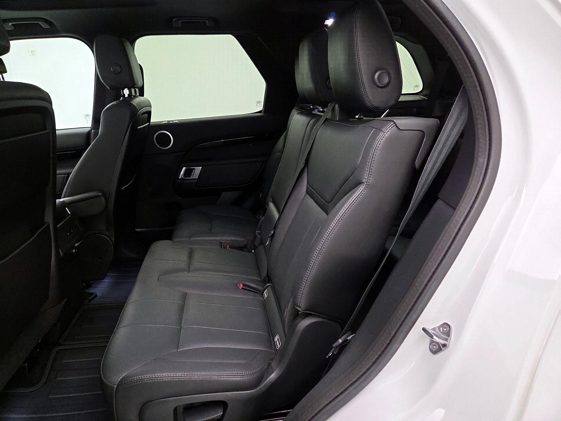 Thumbnail: 2020 Land Rover Discovery - 19