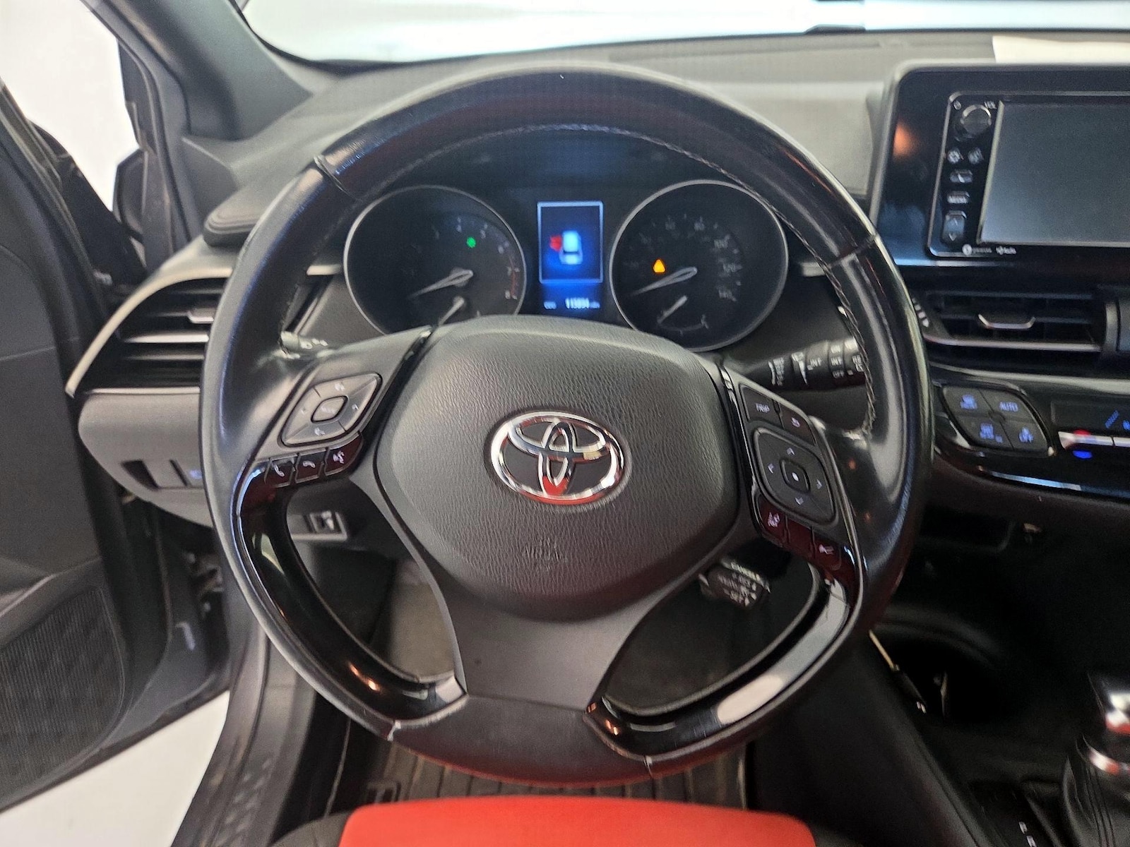 2018 Toyota C-HR XLE - Photo 11