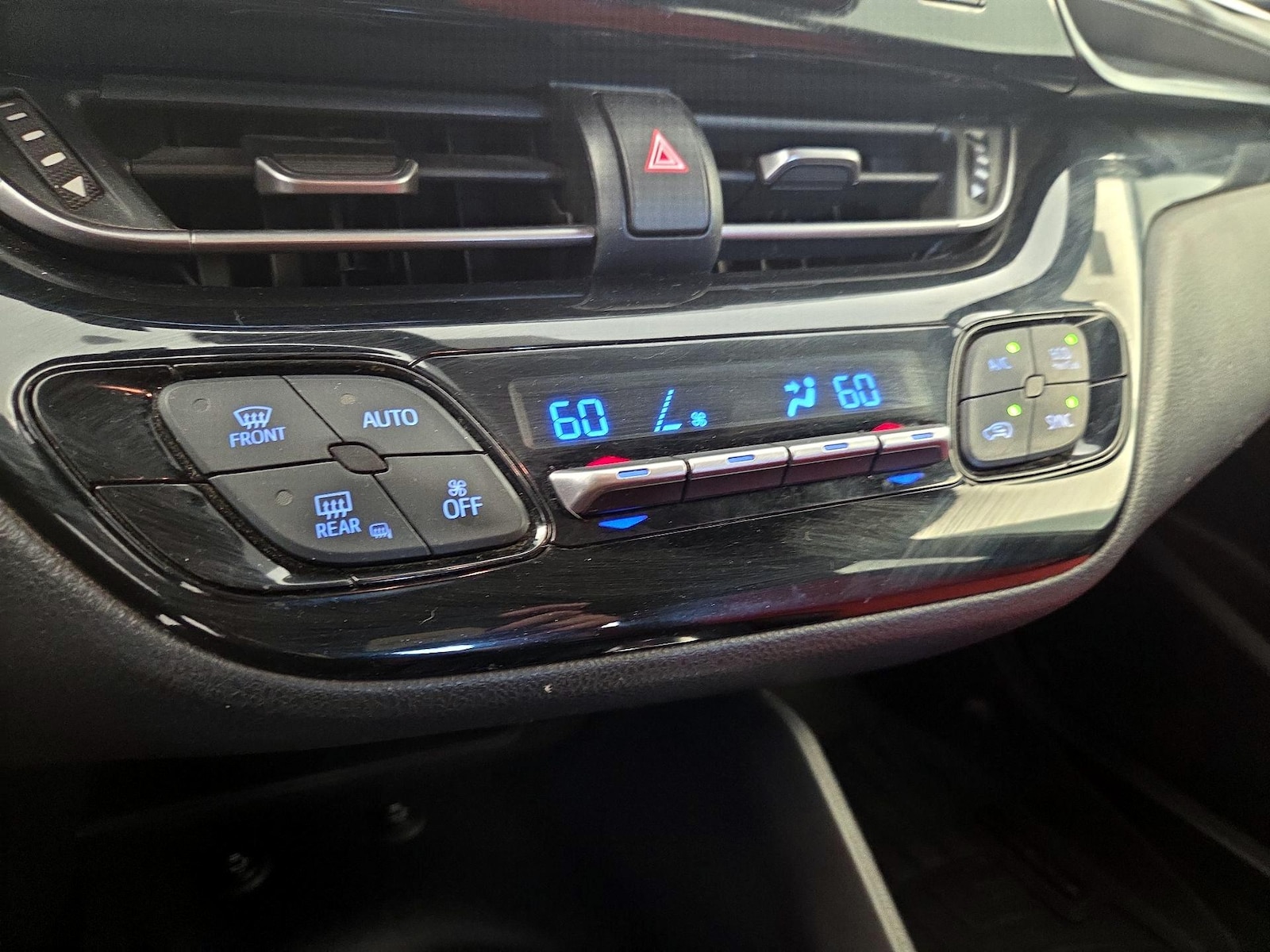 2018 Toyota C-HR XLE - Photo 17