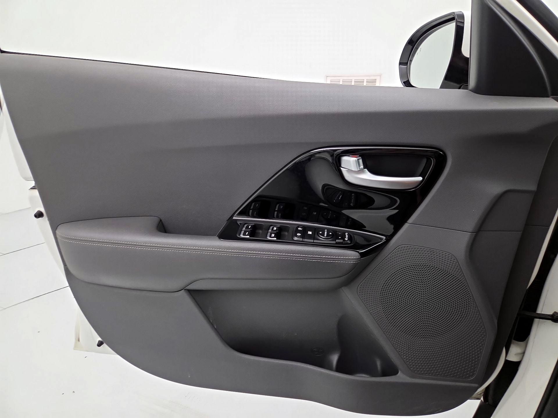 Thumbnail: 2017 Kia Niro - 12