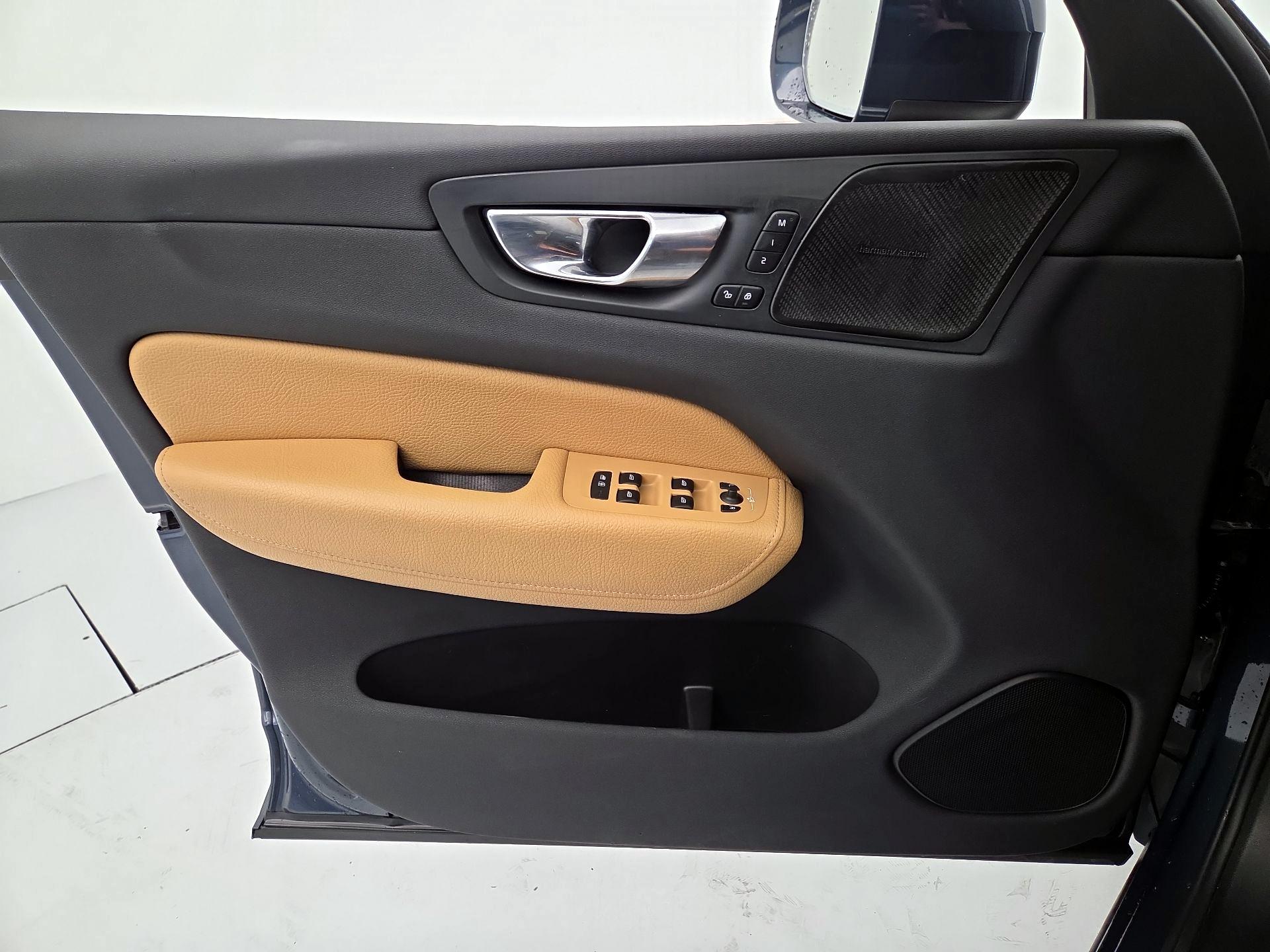 Thumbnail: 2019 Volvo XC60 - 12