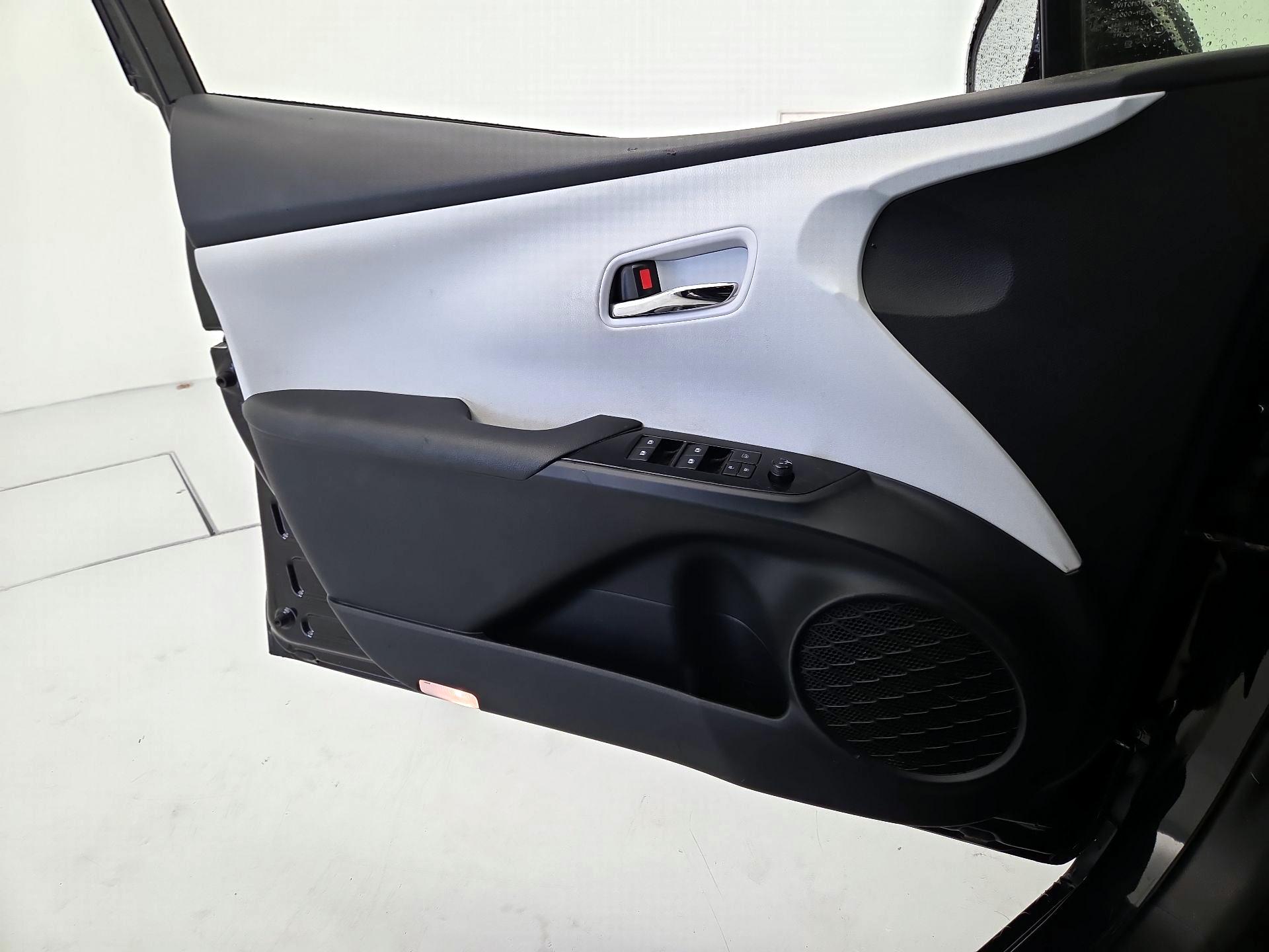 Thumbnail: 2017 Toyota Prius - 12