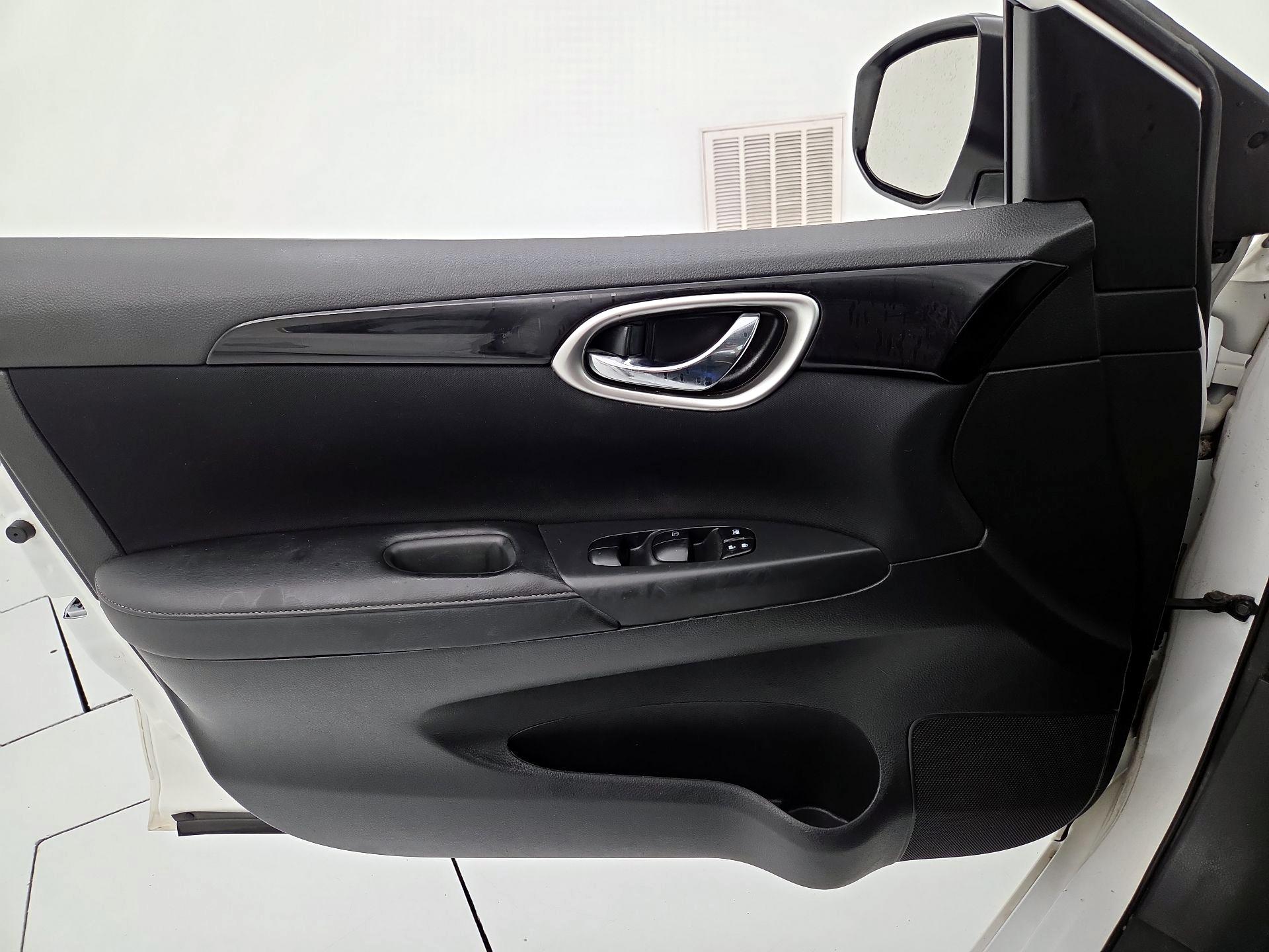 Thumbnail: 2016 Nissan Sentra - 12