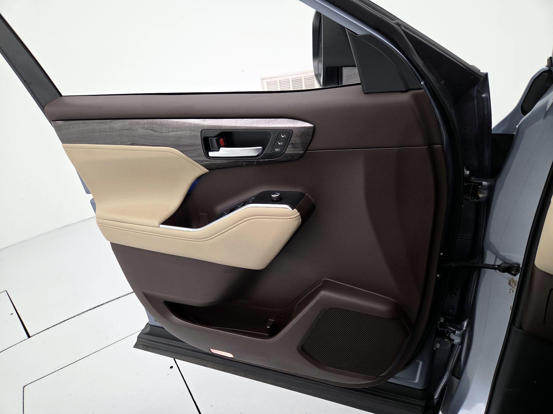 Thumbnail: 2020 Toyota Highlander - 12