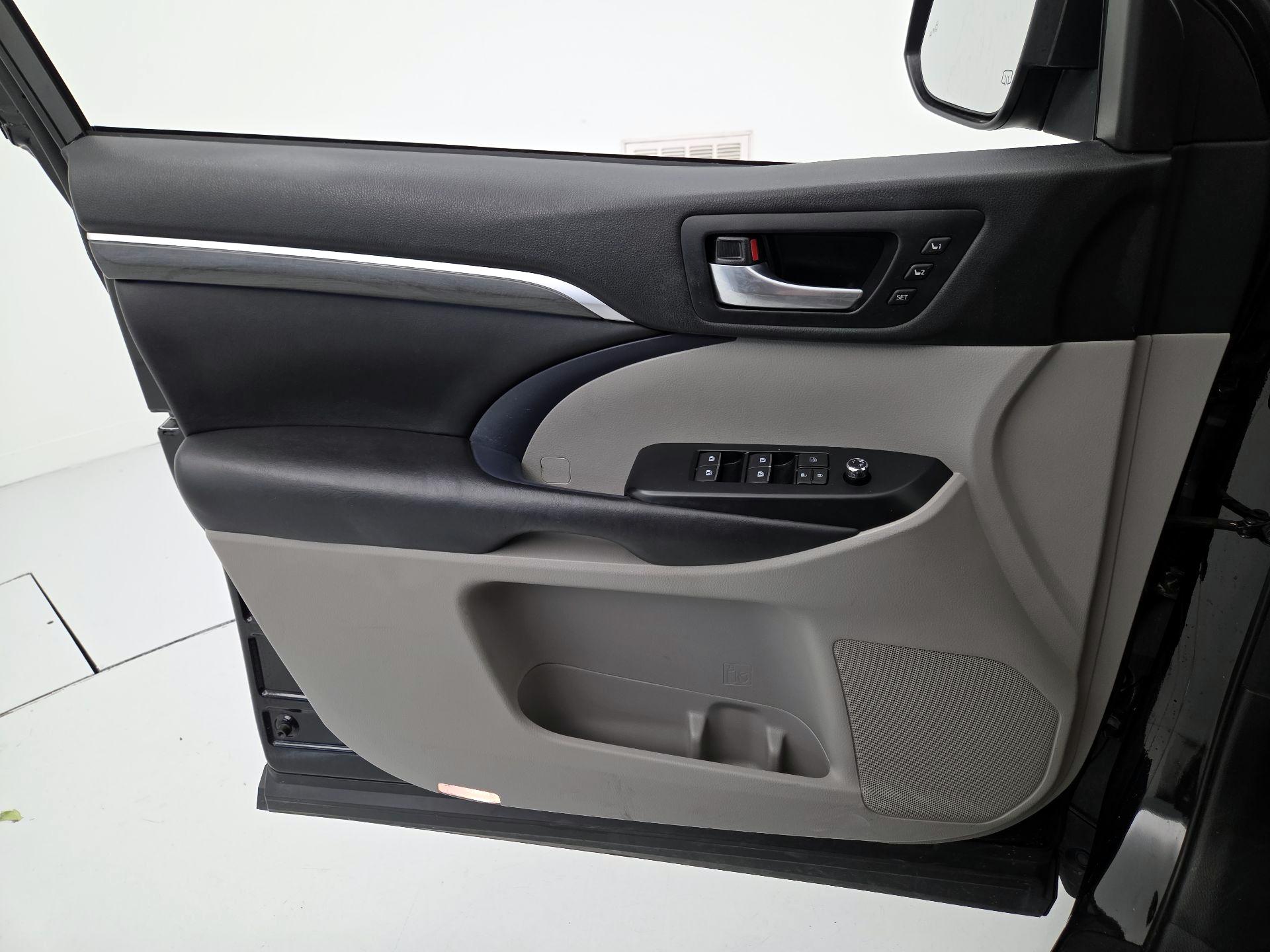 Thumbnail: 2018 Toyota Highlander - 12