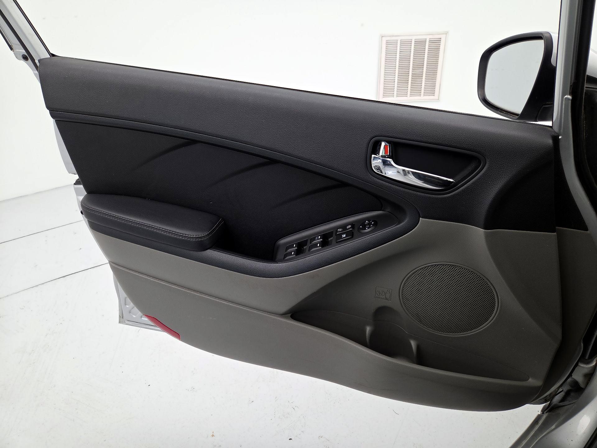 Thumbnail: 2016 Kia Forte - 12