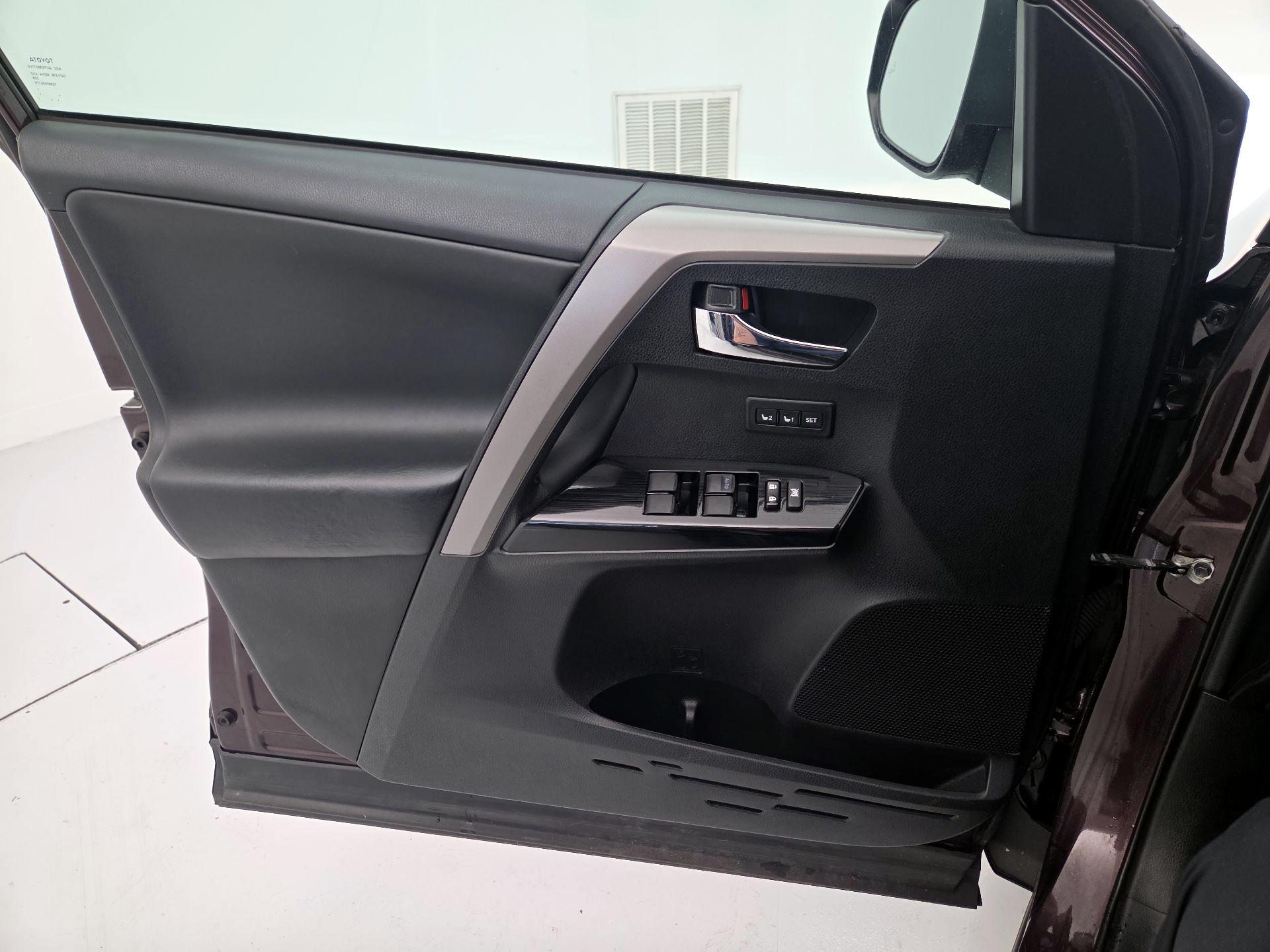 Thumbnail: 2018 Toyota RAV4 - 12