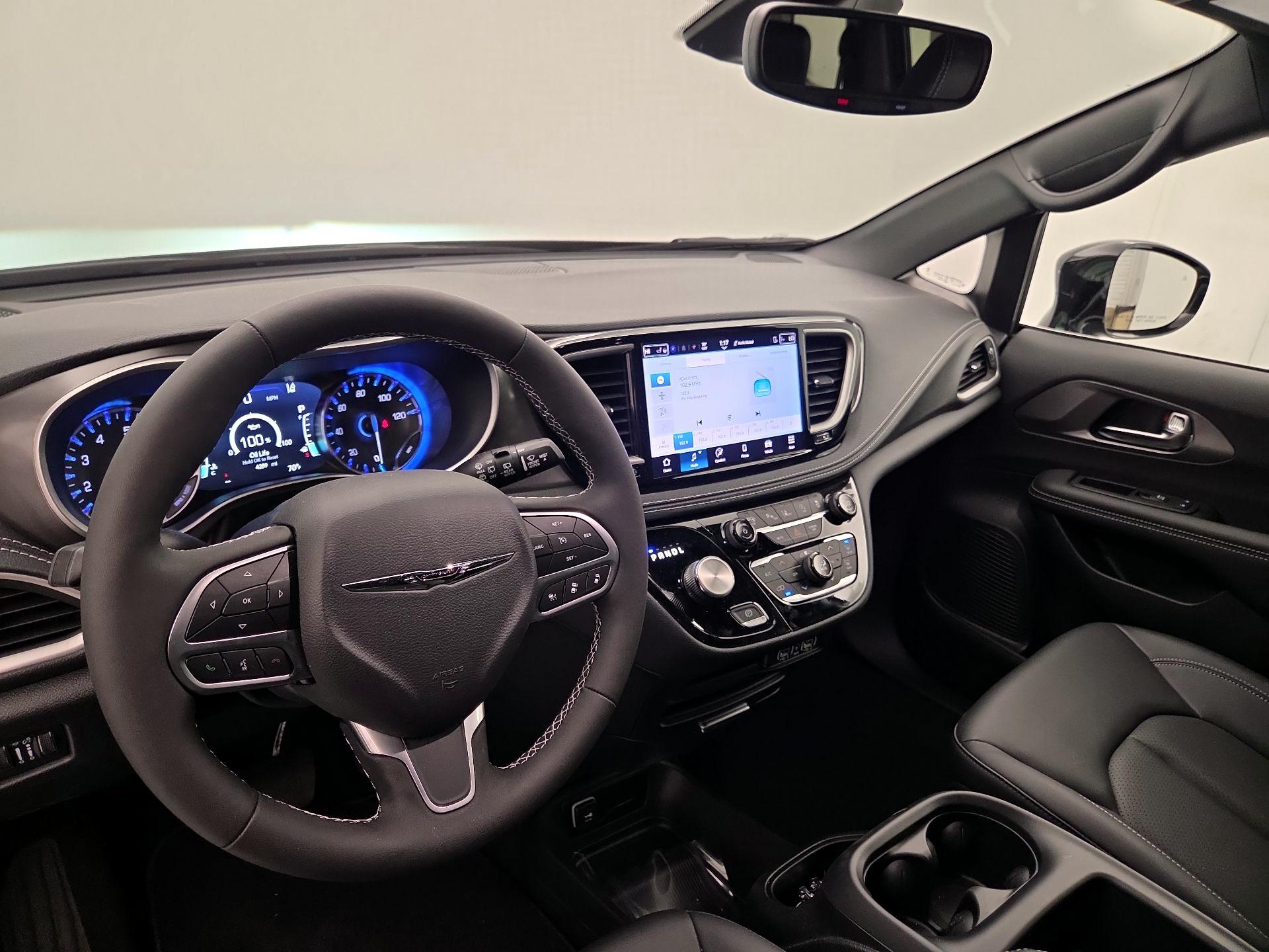 Thumbnail: 2025 Chrysler Pacifica - 9