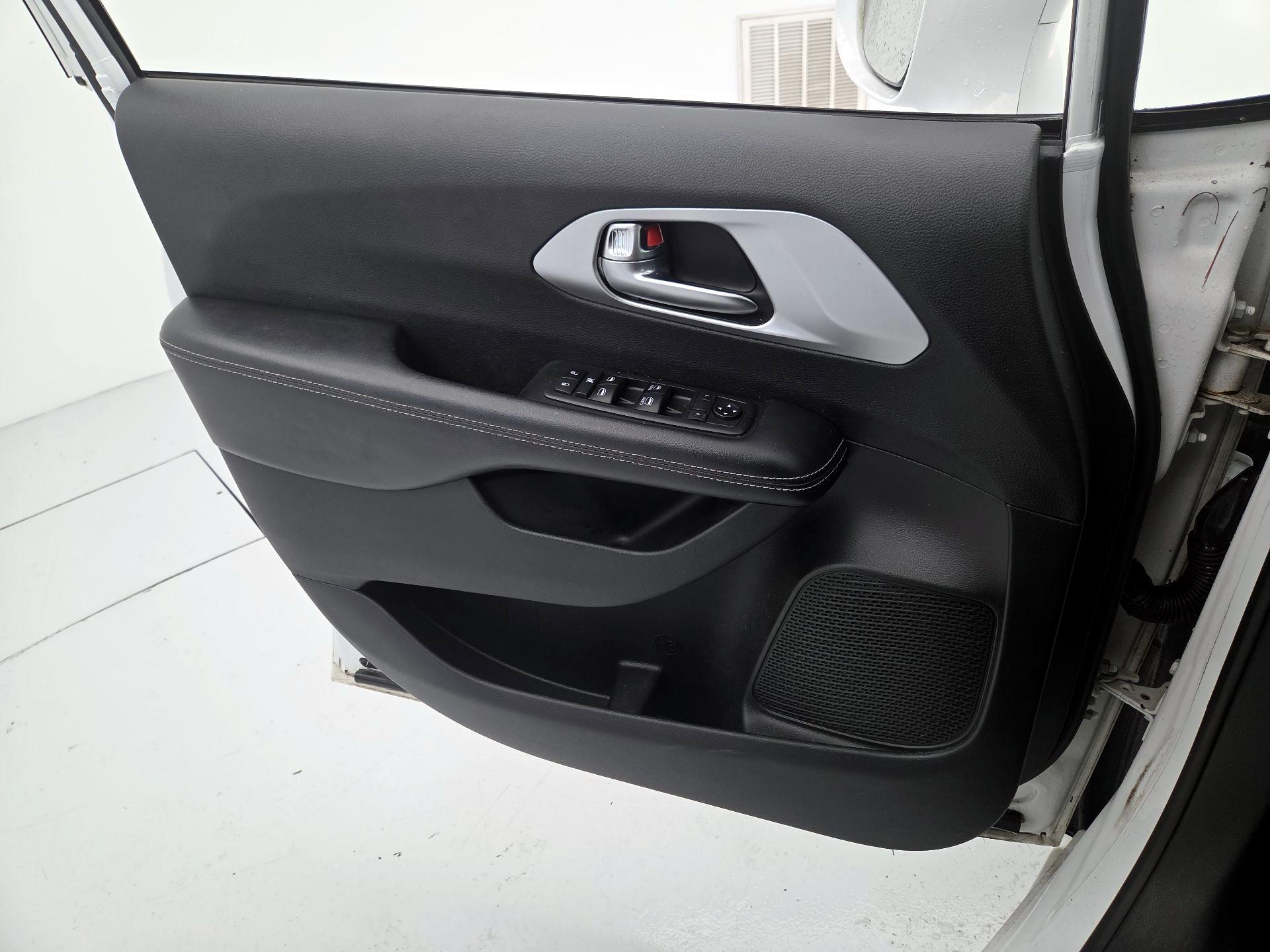 Thumbnail: 2019 Chrysler Pacifica - 12