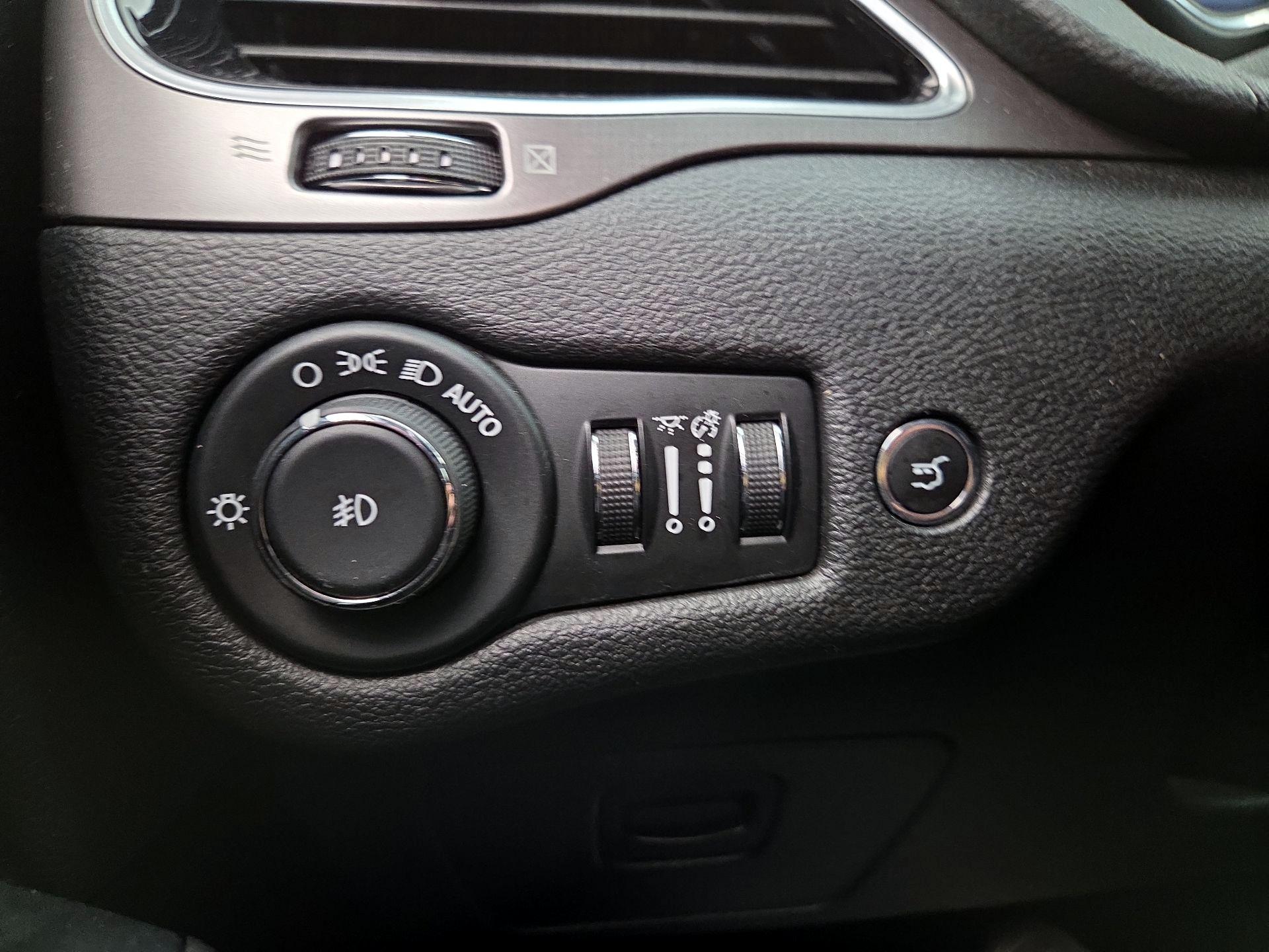 Thumbnail: 2019 Jeep Cherokee - 13