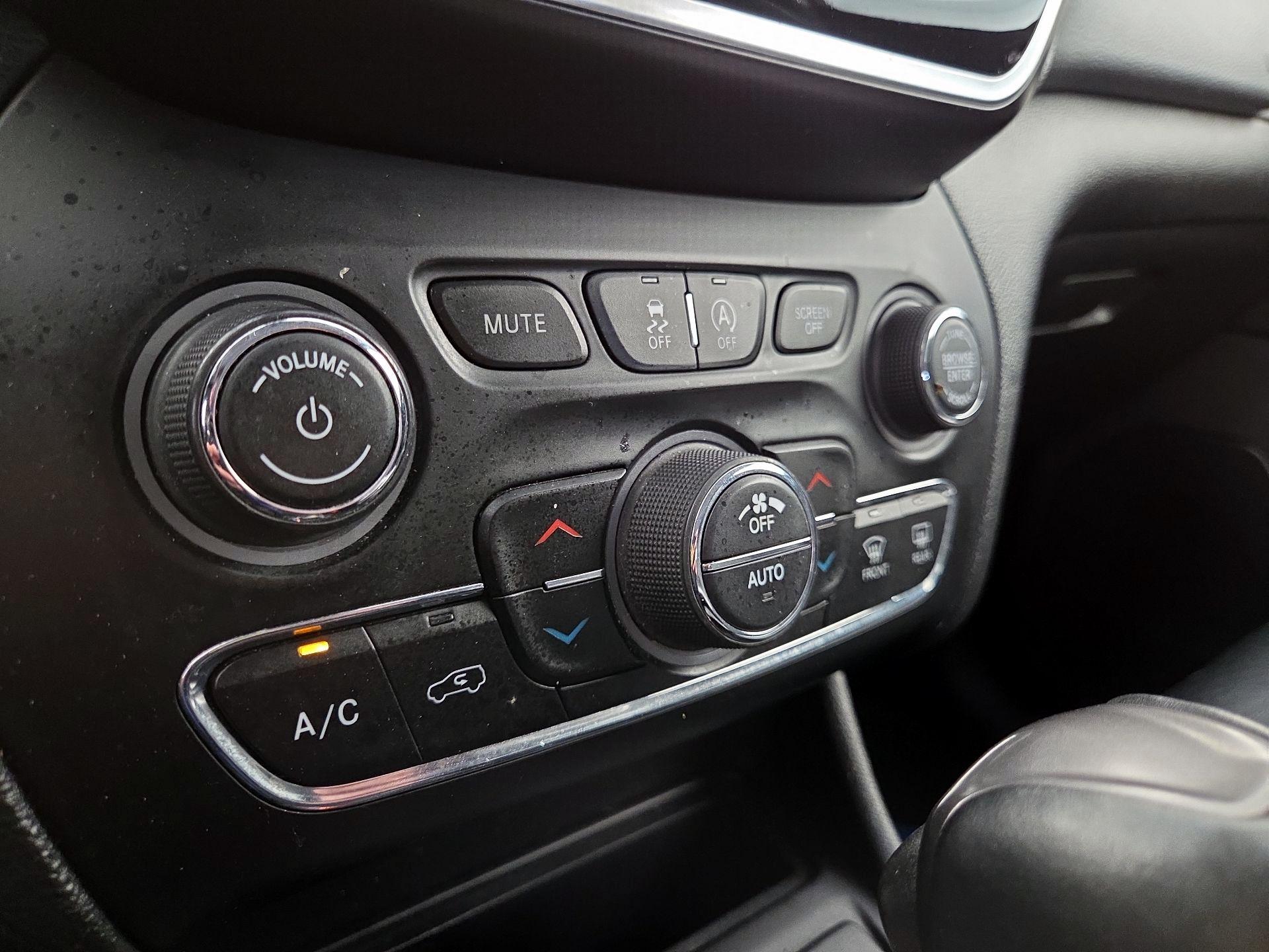Thumbnail: 2019 Jeep Cherokee - 16